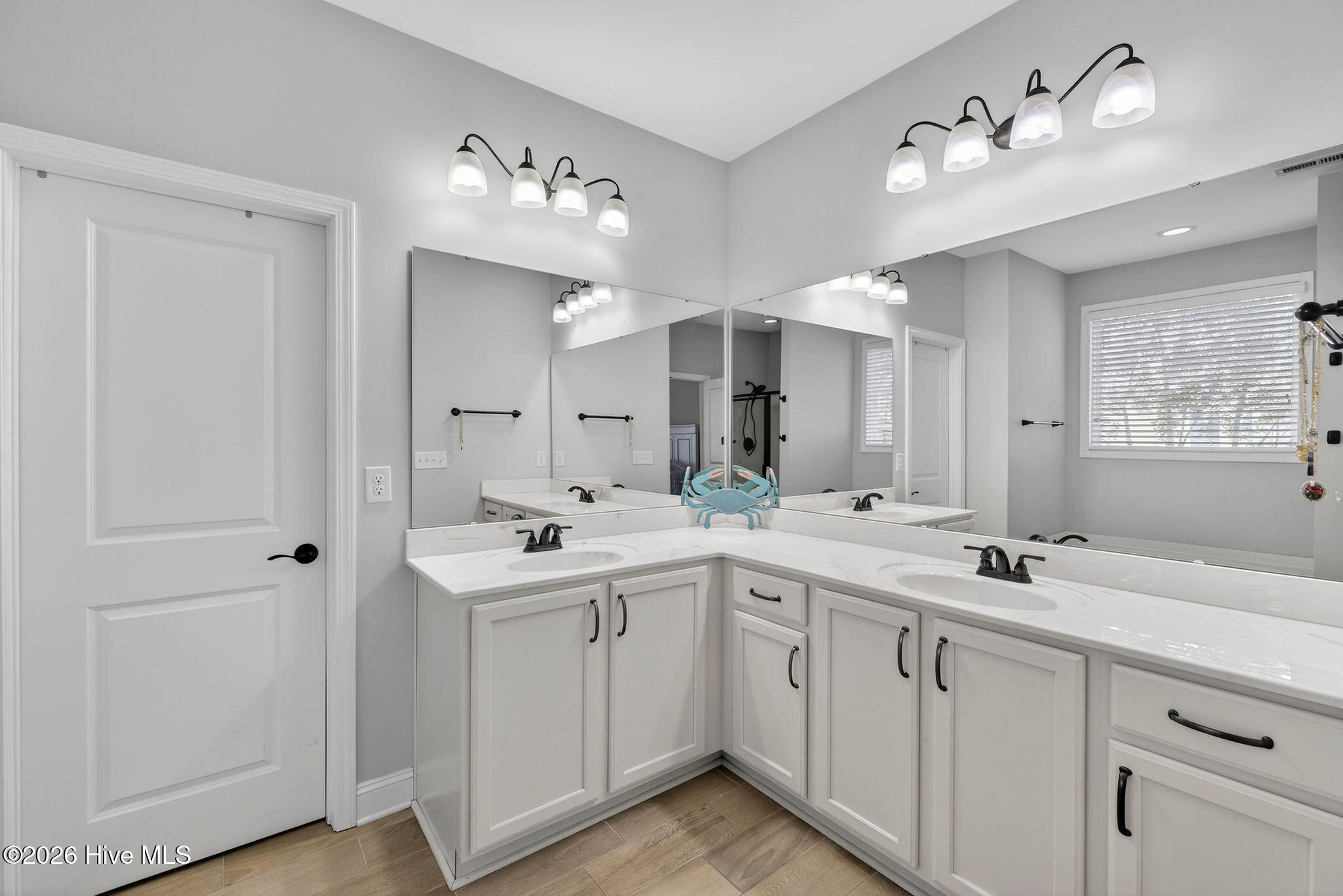 100547189 | Photo 23