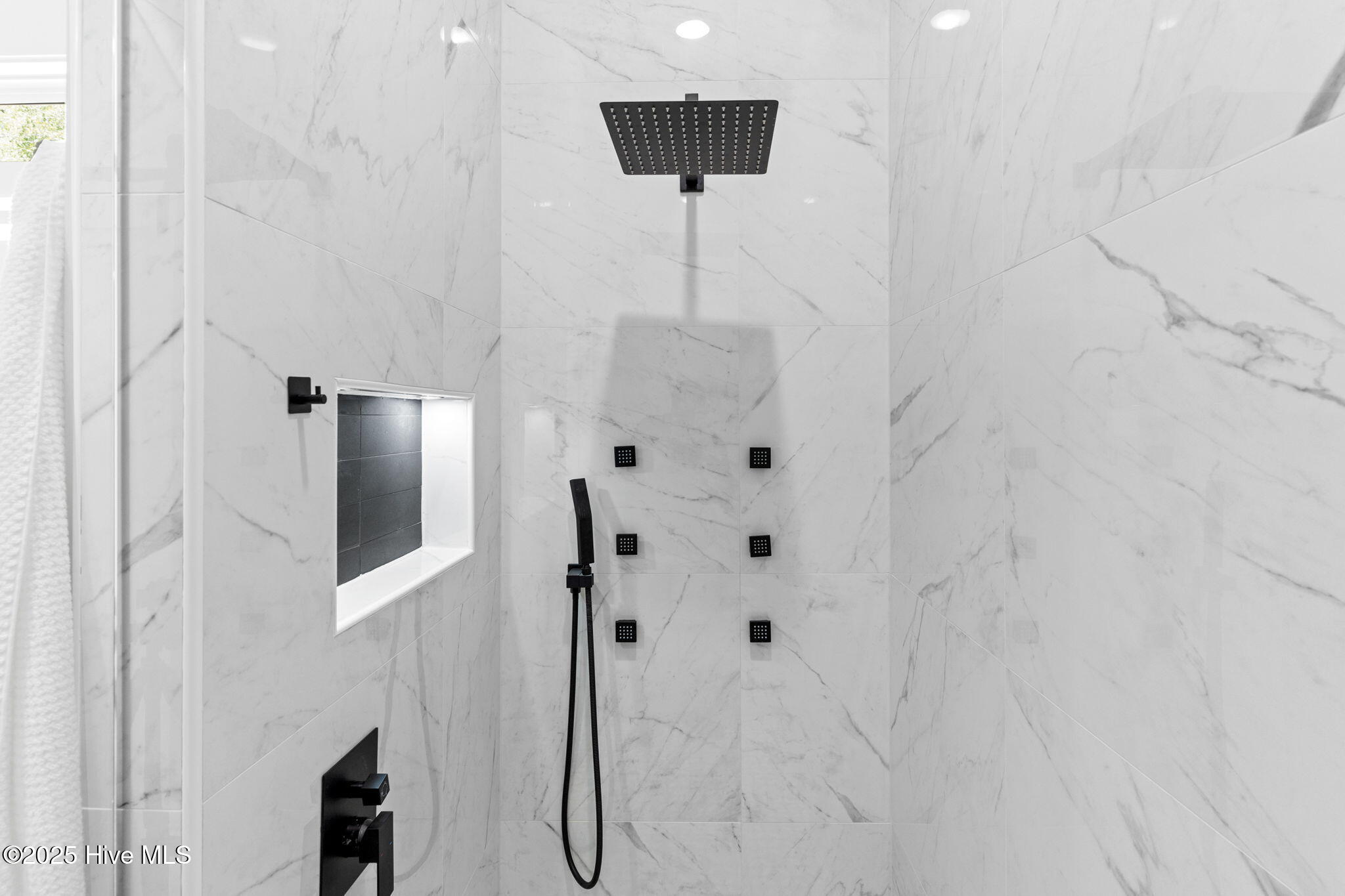 100529099 | Photo 26