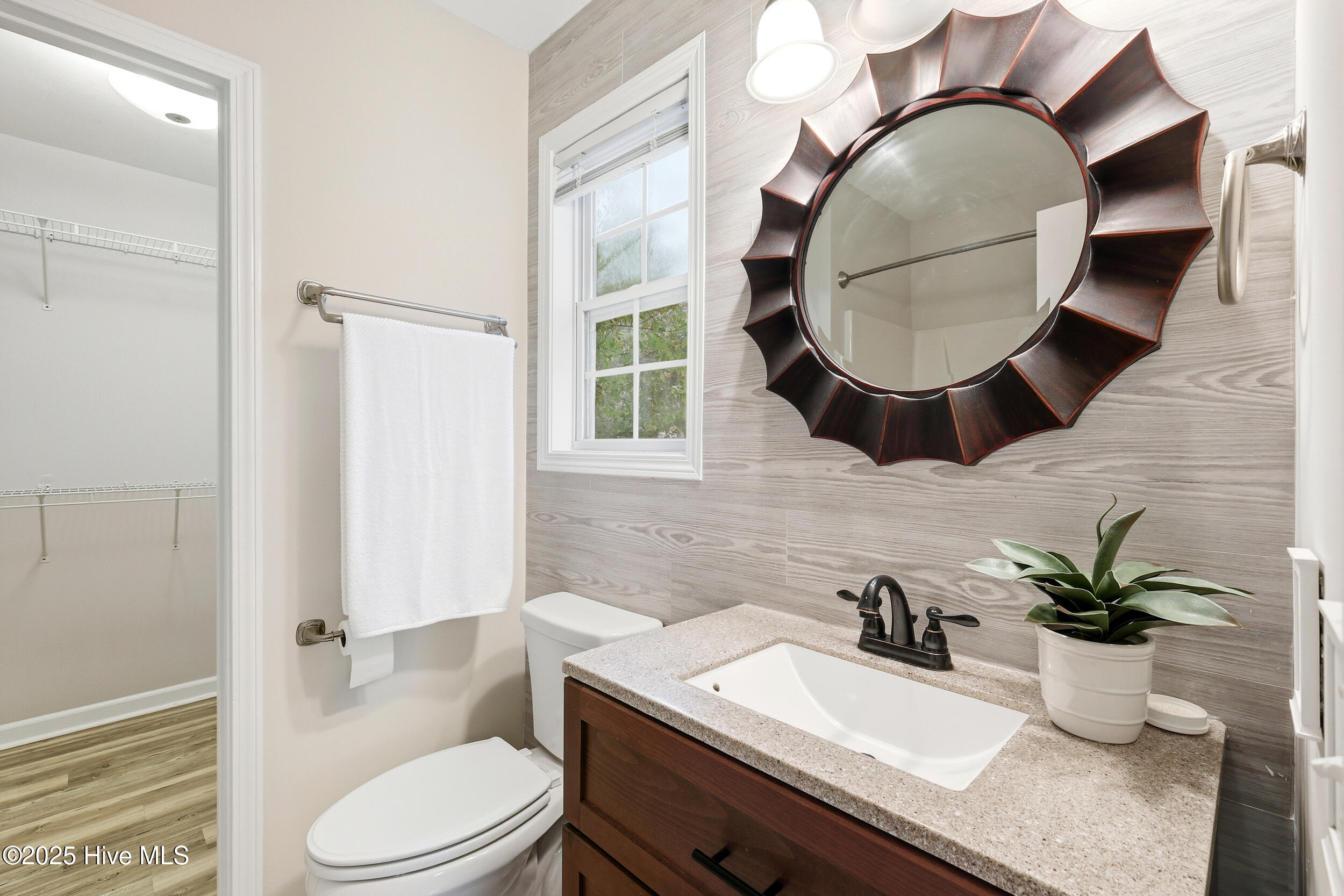 100530409 | Photo 13