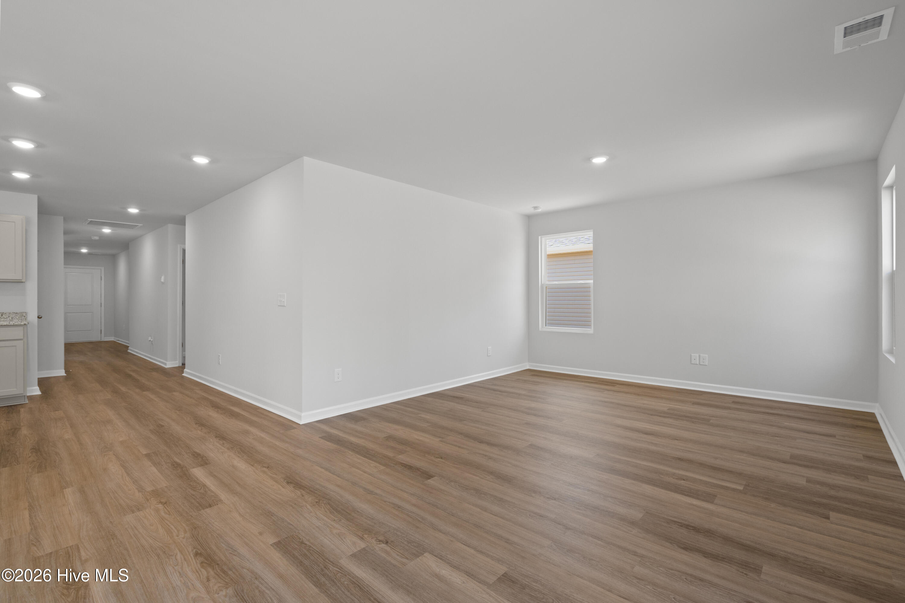 100552120 | Photo 12