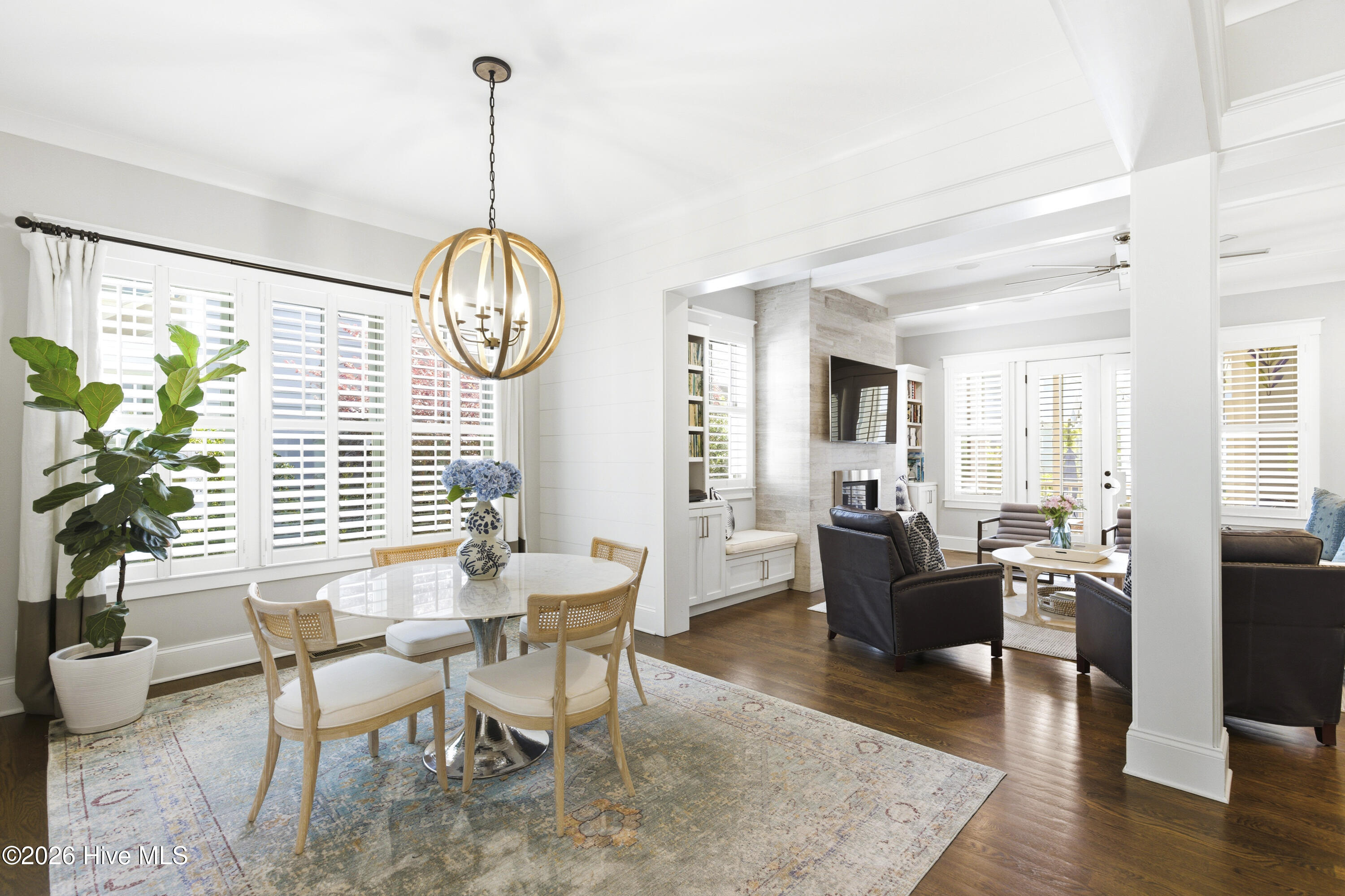 100562108 | Photo 24