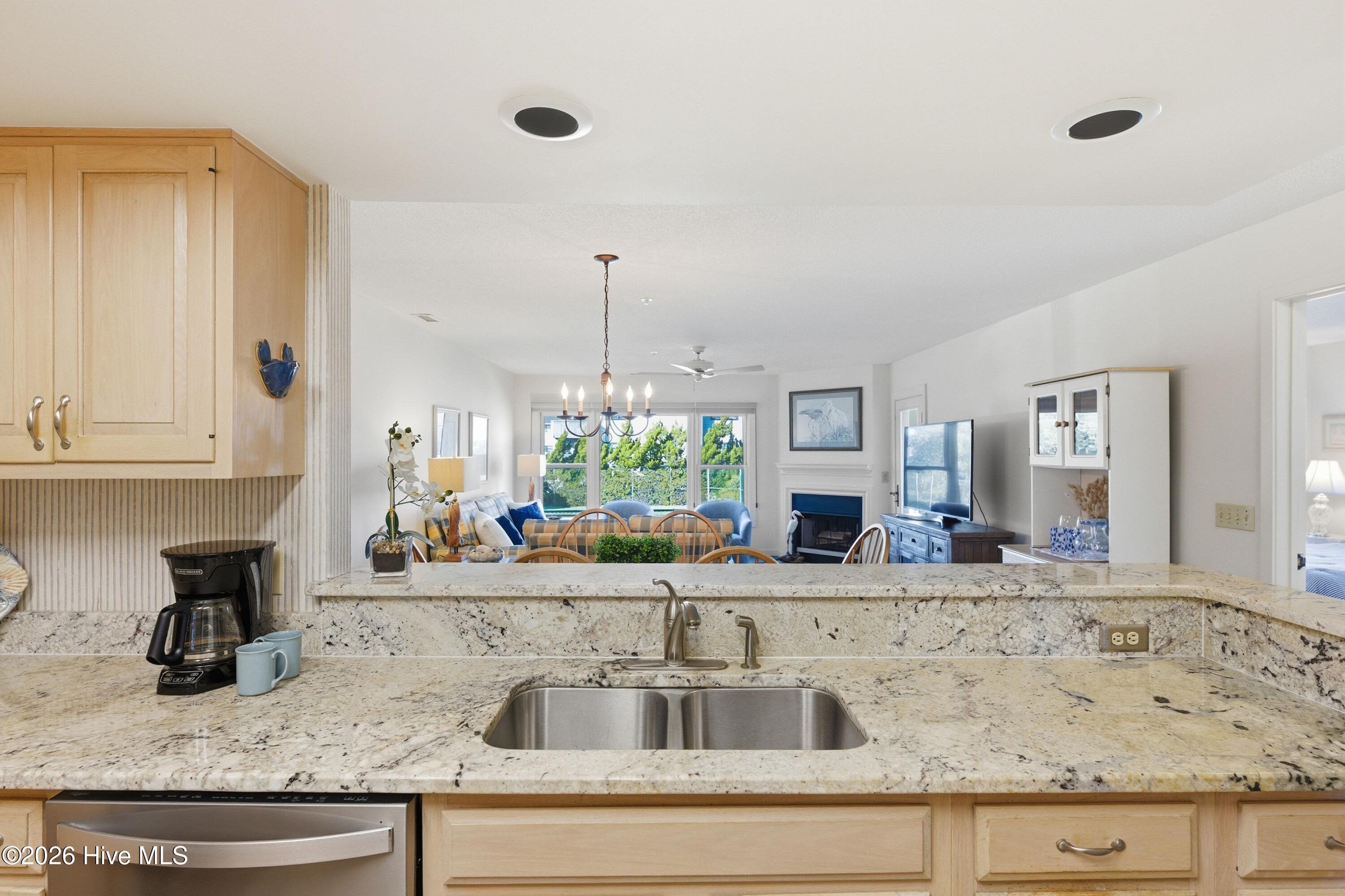 100549677 | Photo 12