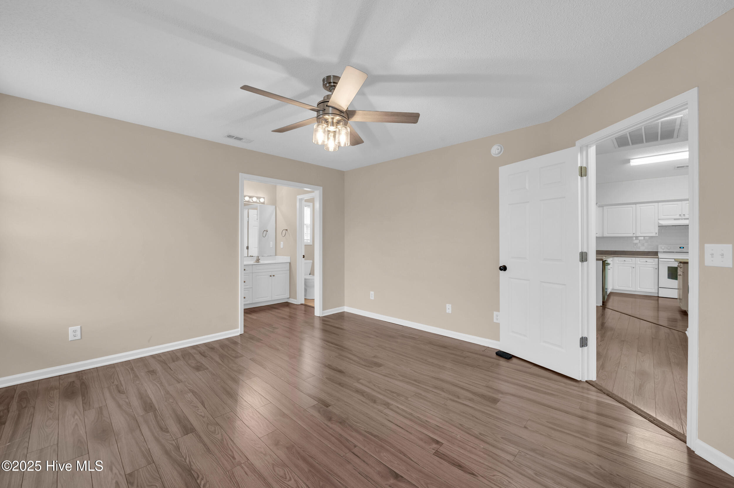 100543780 | Photo 15