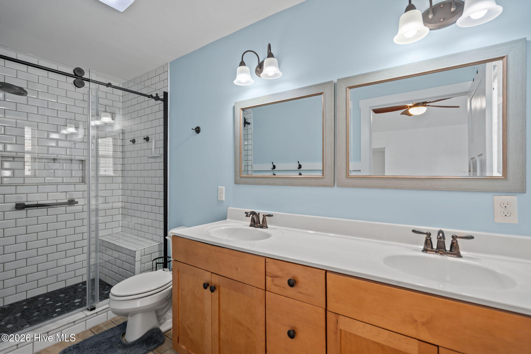 100559197 | Photo 46