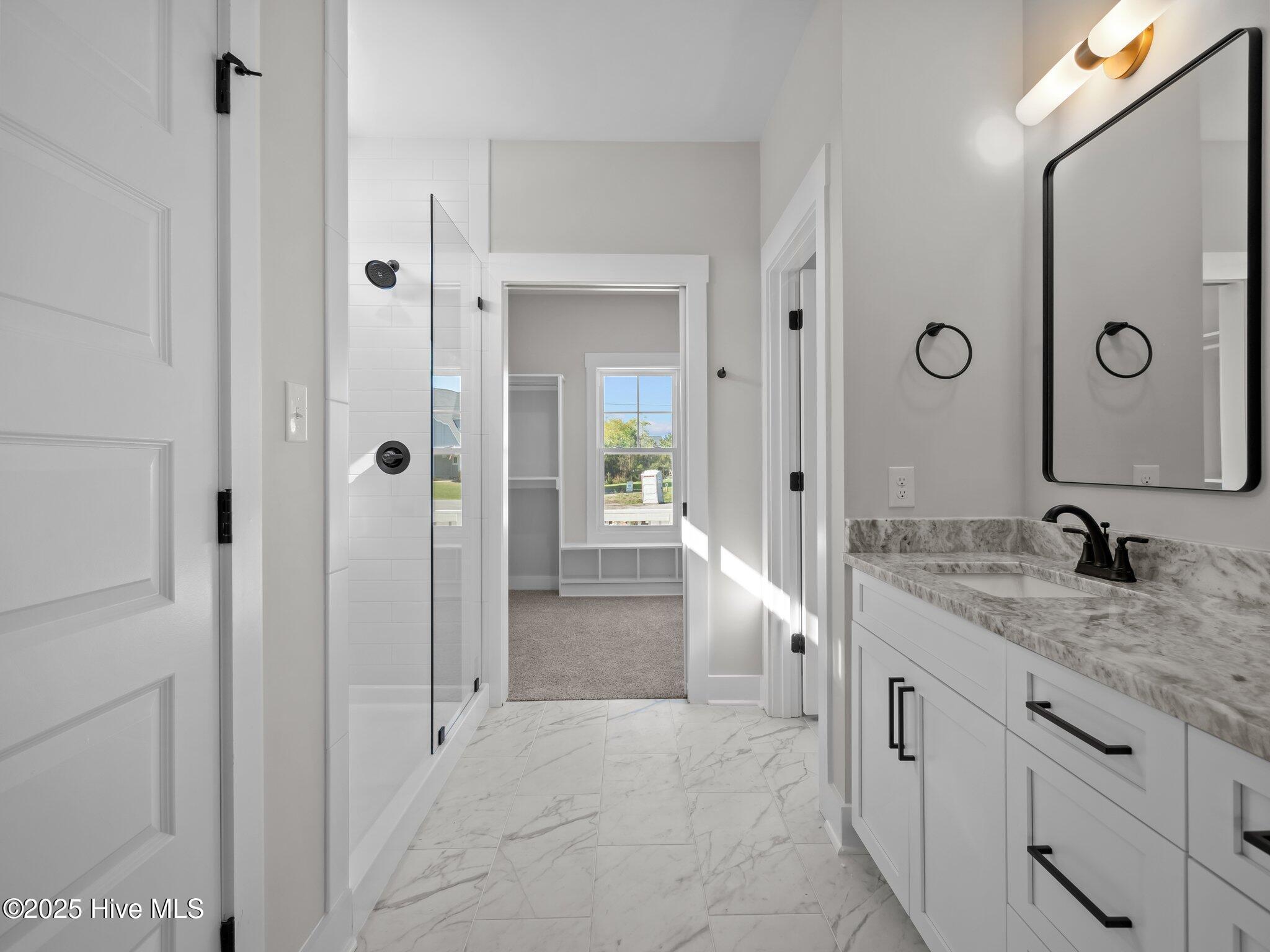 100487102 | Photo 28