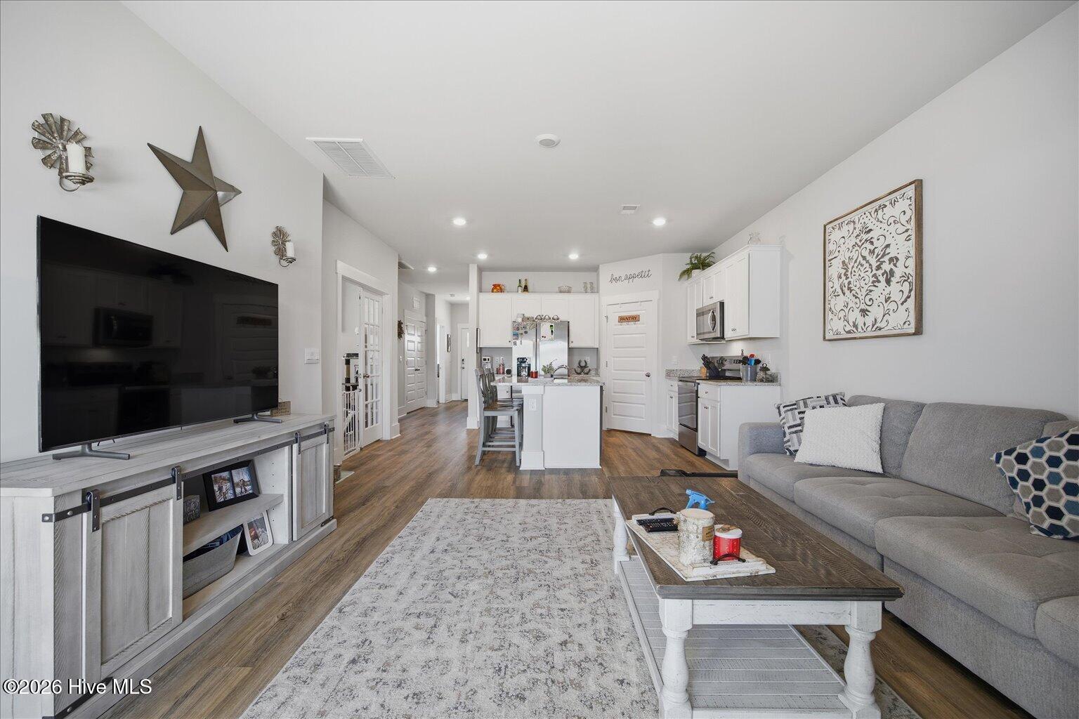 100568001 | Photo 31