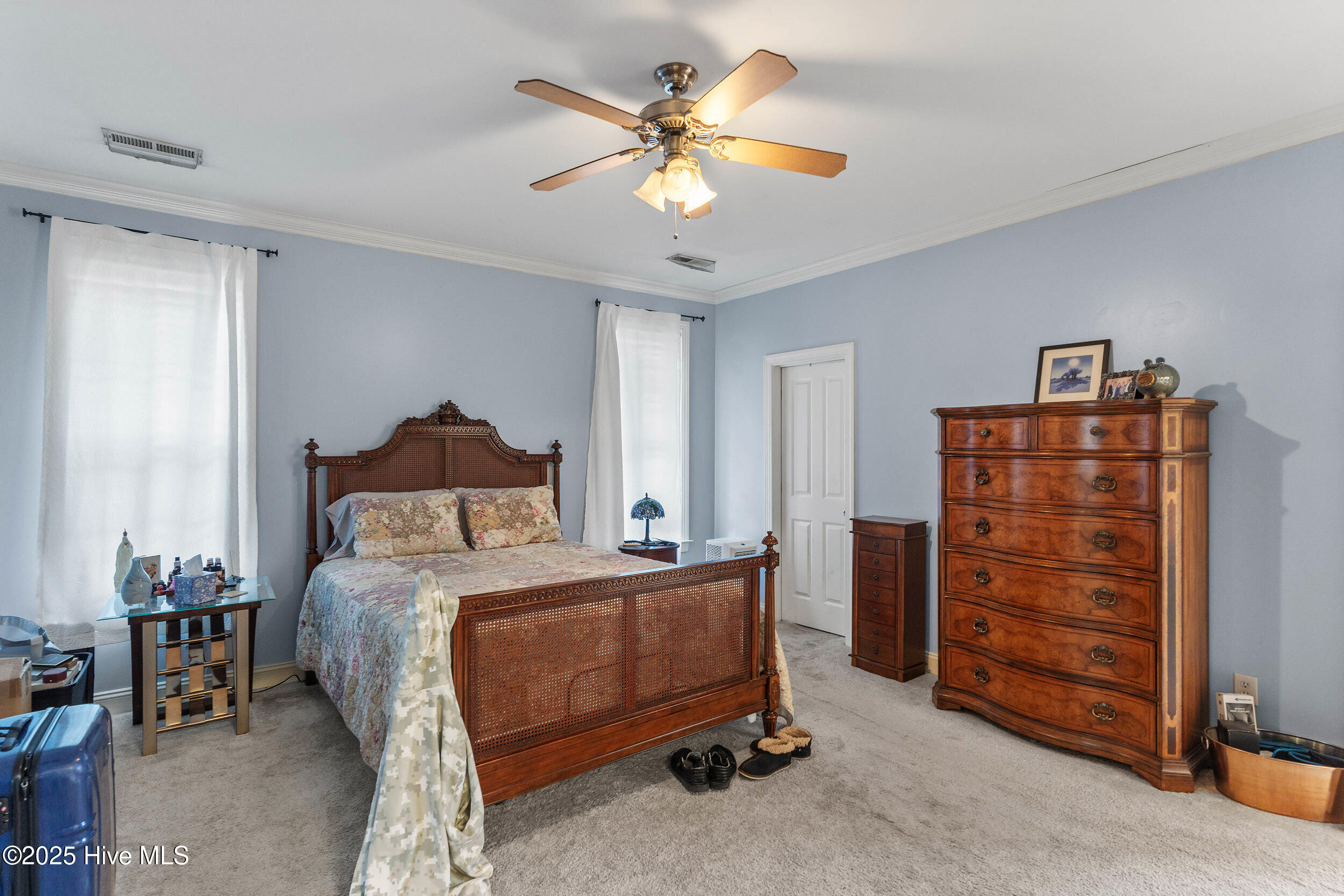 100570386 | Photo 10