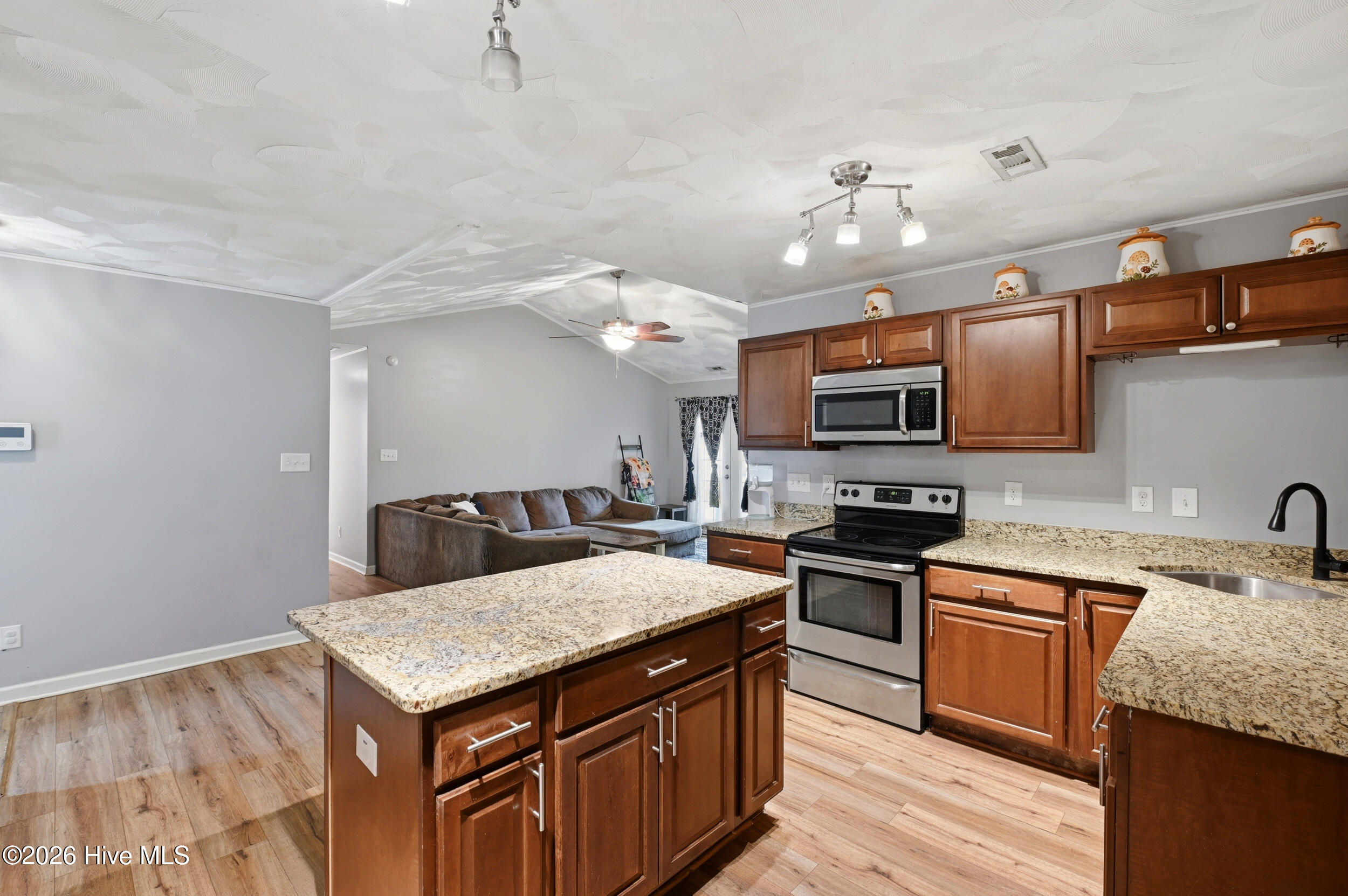 100562162 | Photo 13