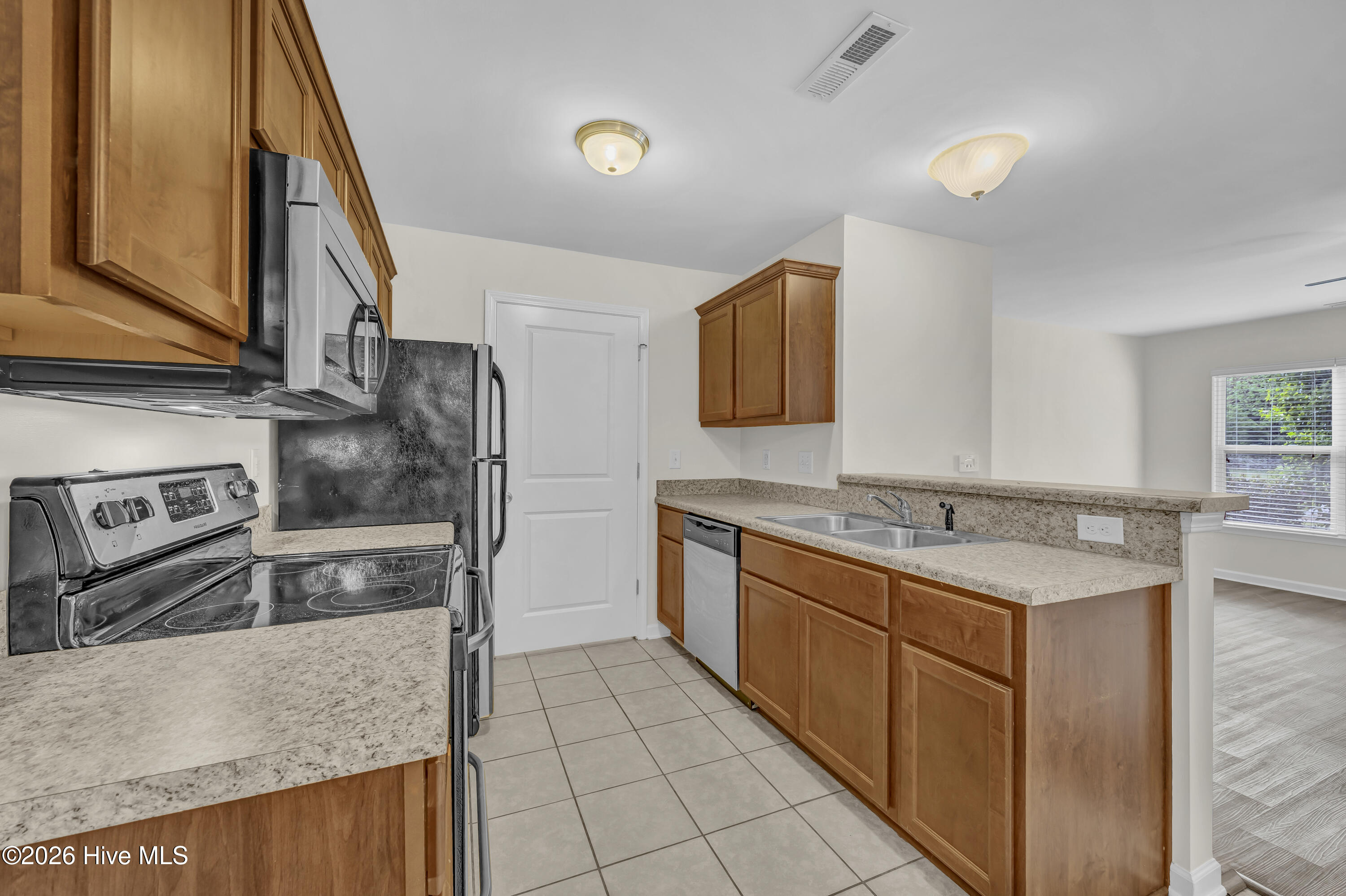 100566295 | Photo 12