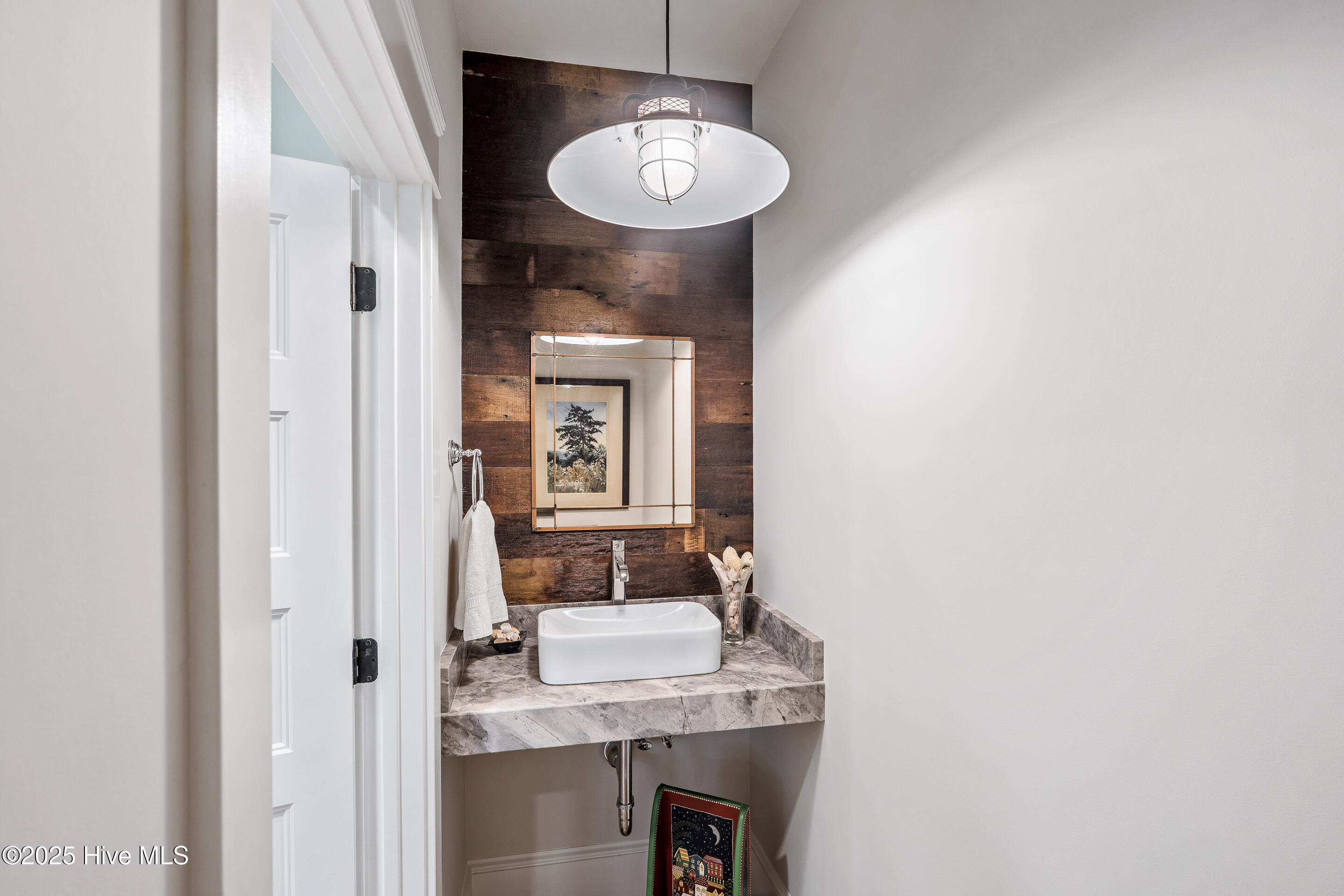 100522220 | Photo 35