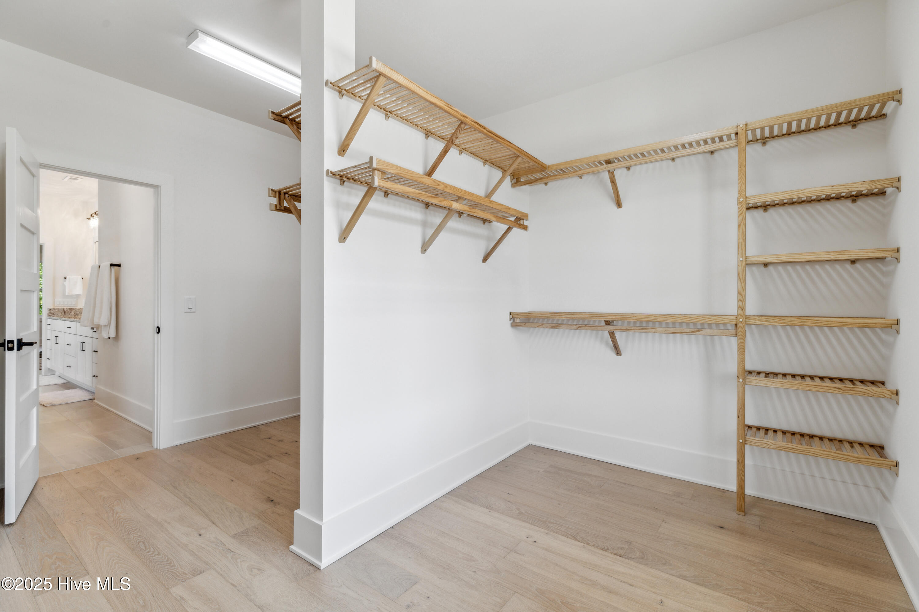 100523457 | Photo 44