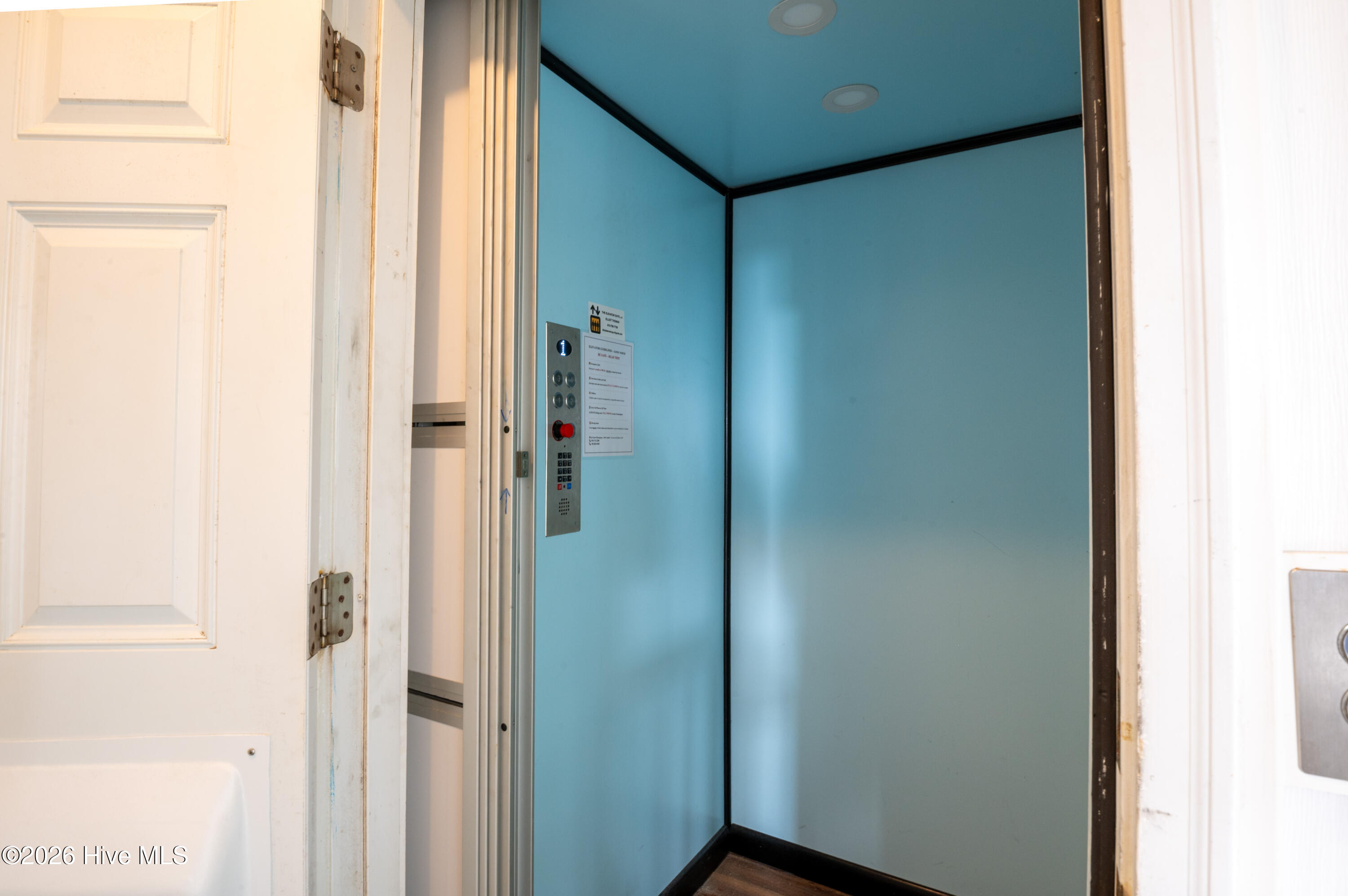 100550825 | Photo 16