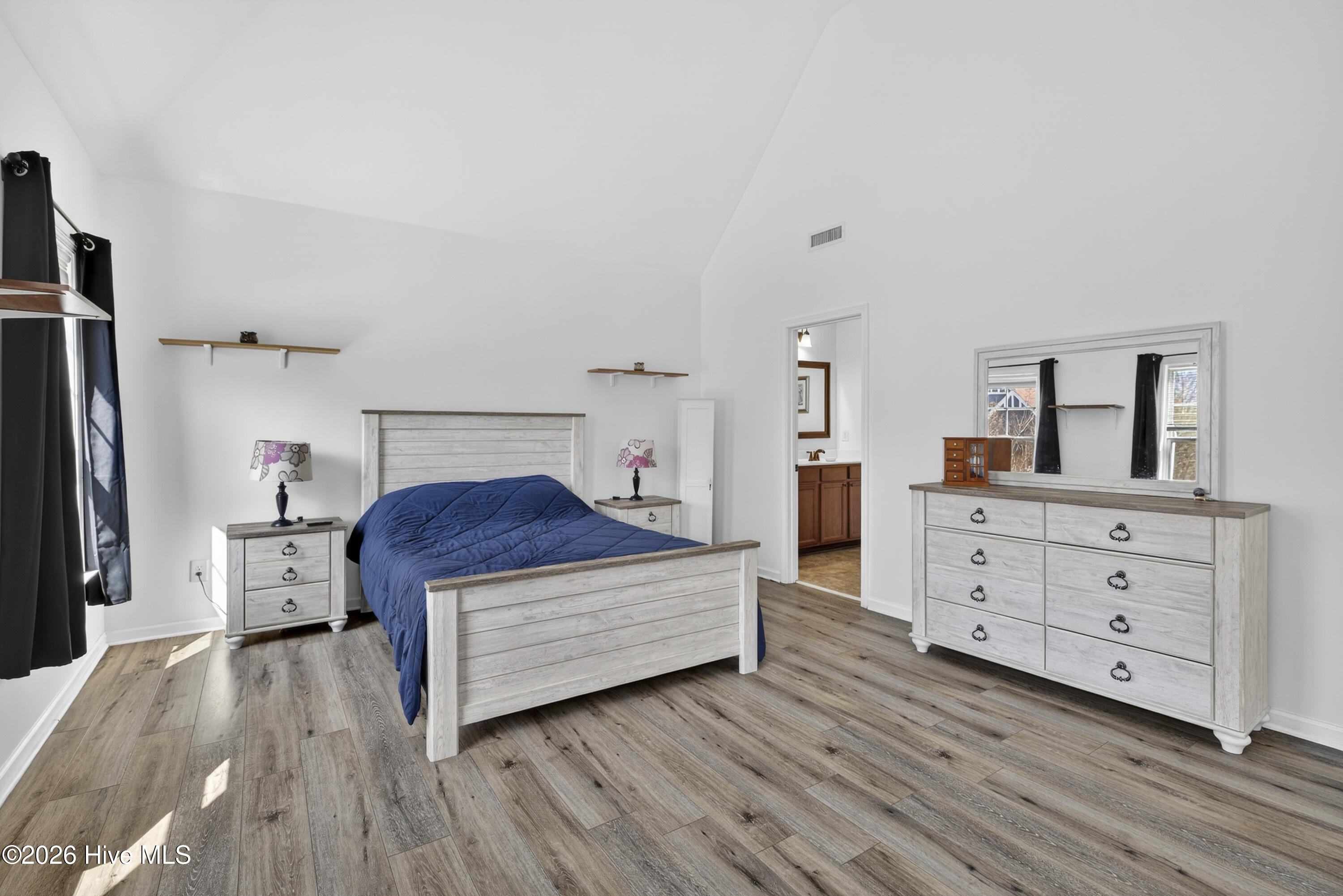 100560873 | Photo 35