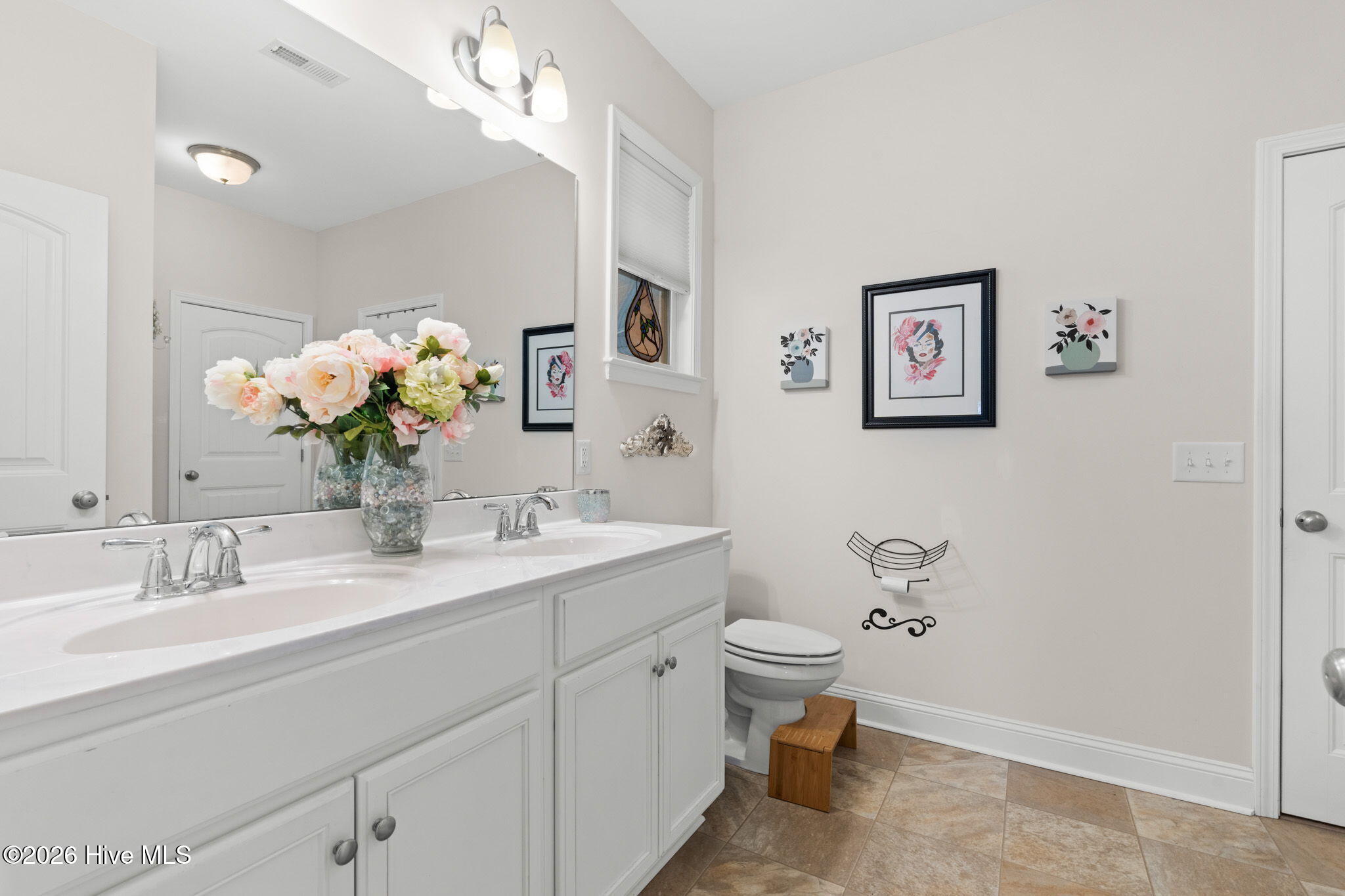 100564340 | Photo 25