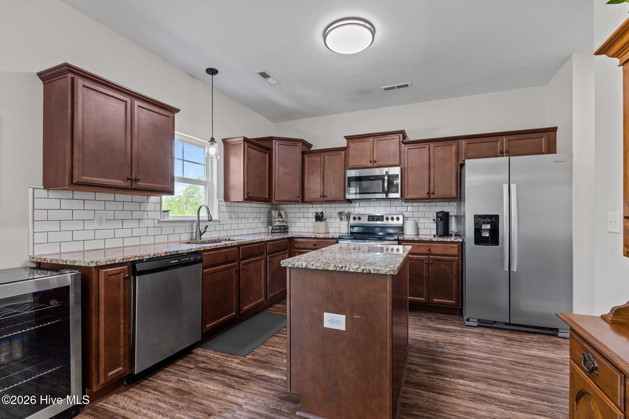 100568670 | Photo 16