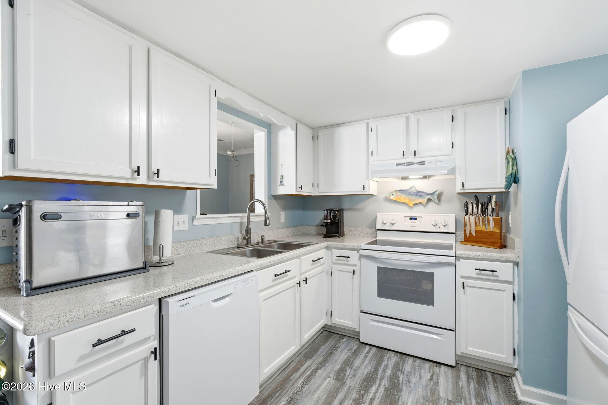 100560185 | Photo 12