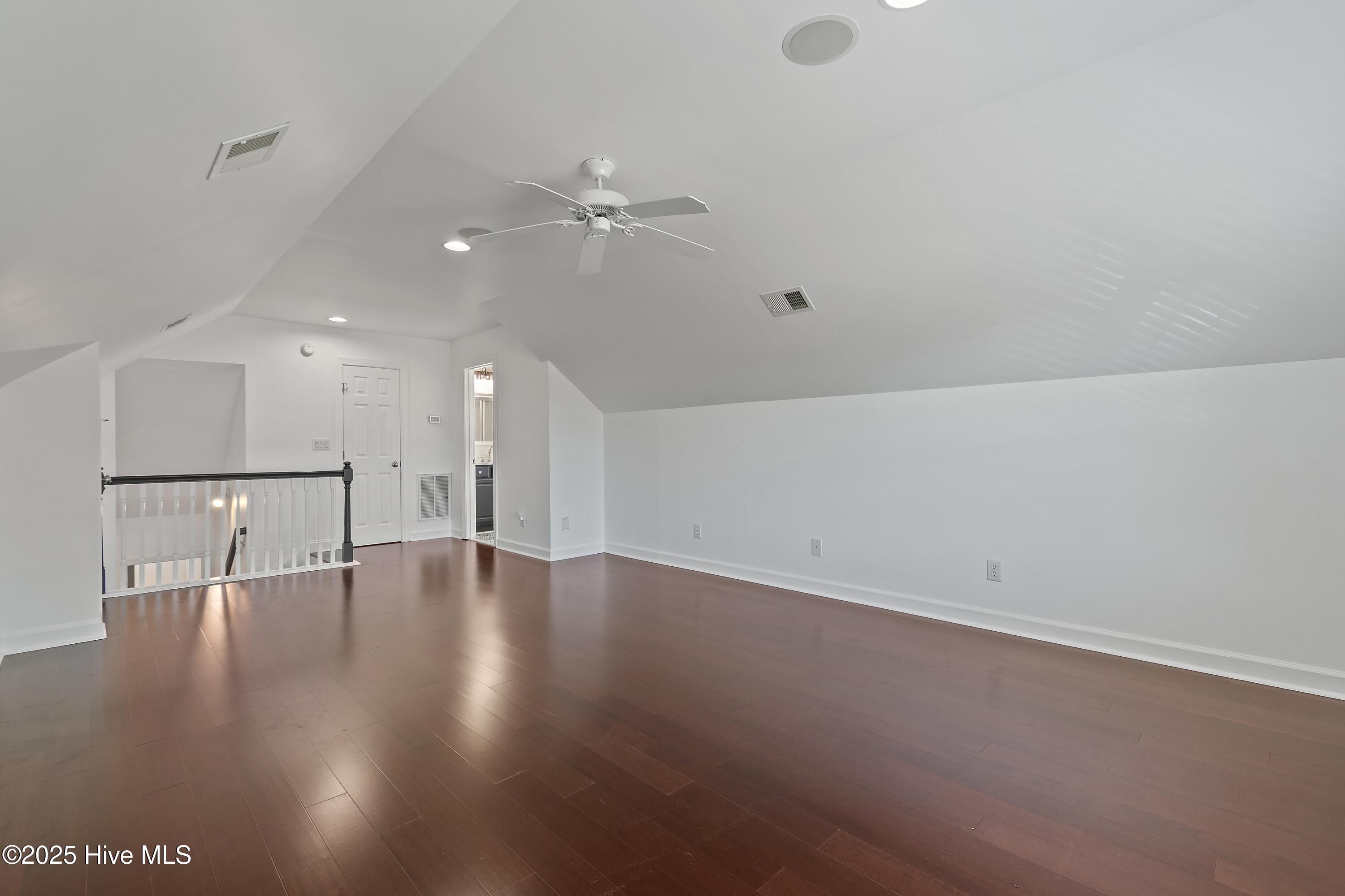 100537823 | Photo 44