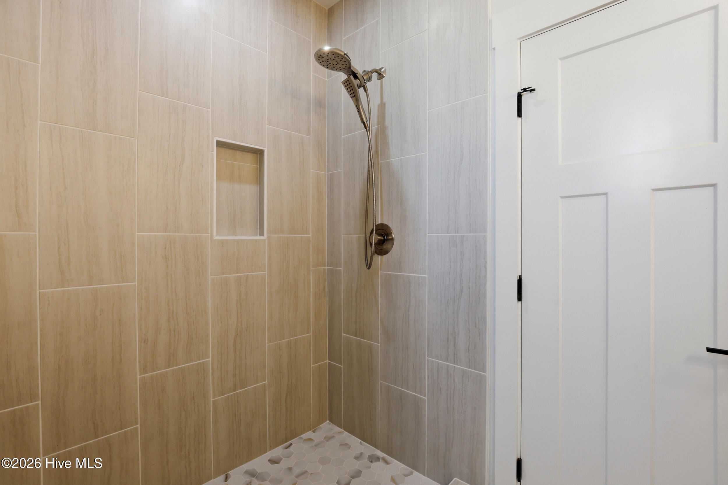 100562877 | Photo 21