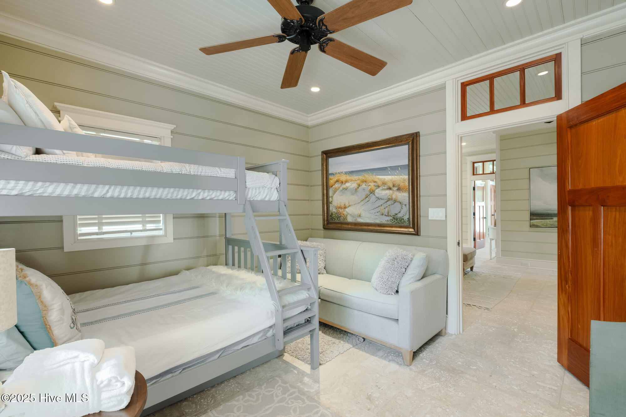 100517307 | Photo 26