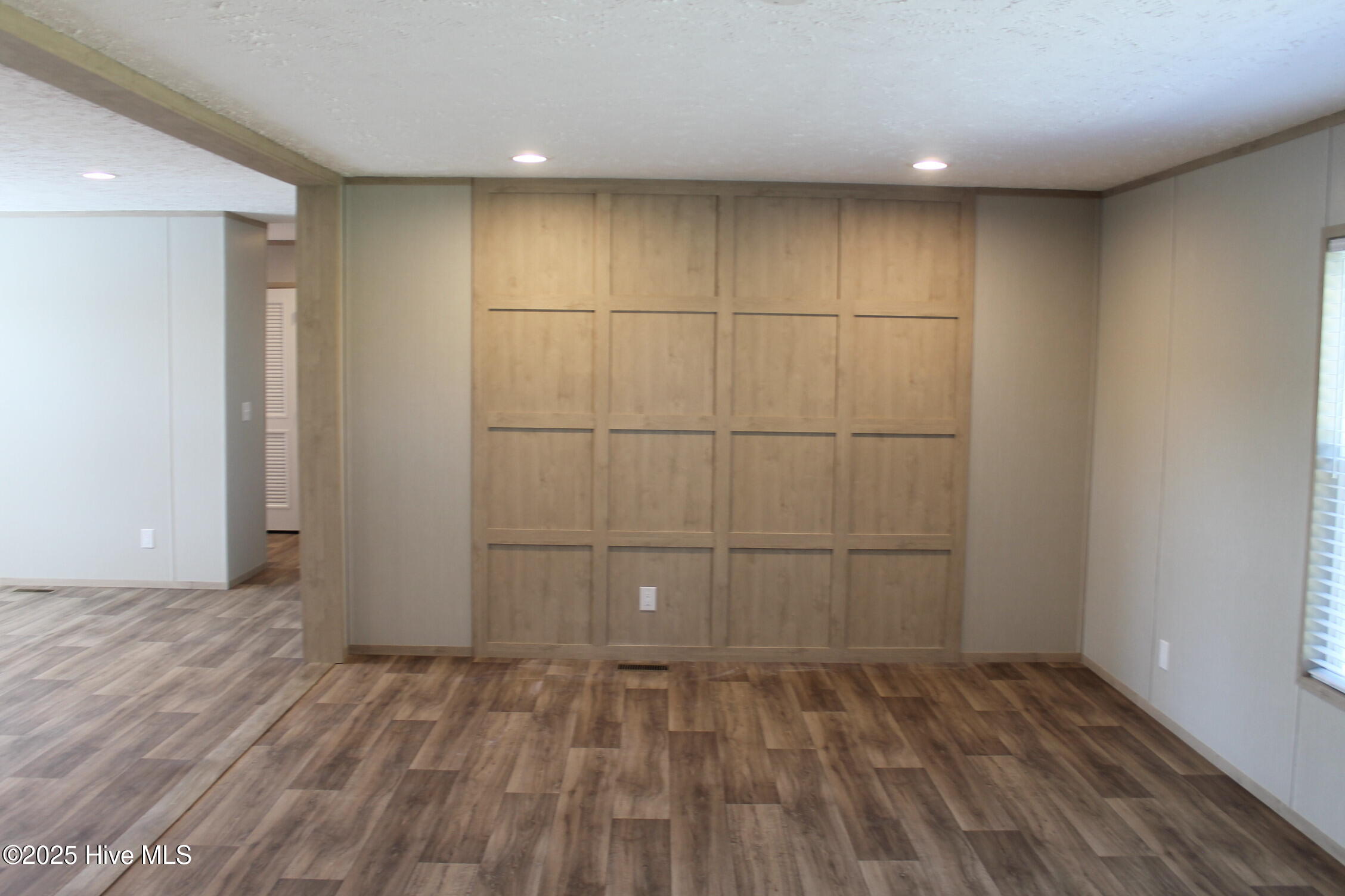 100528403 | Photo 15