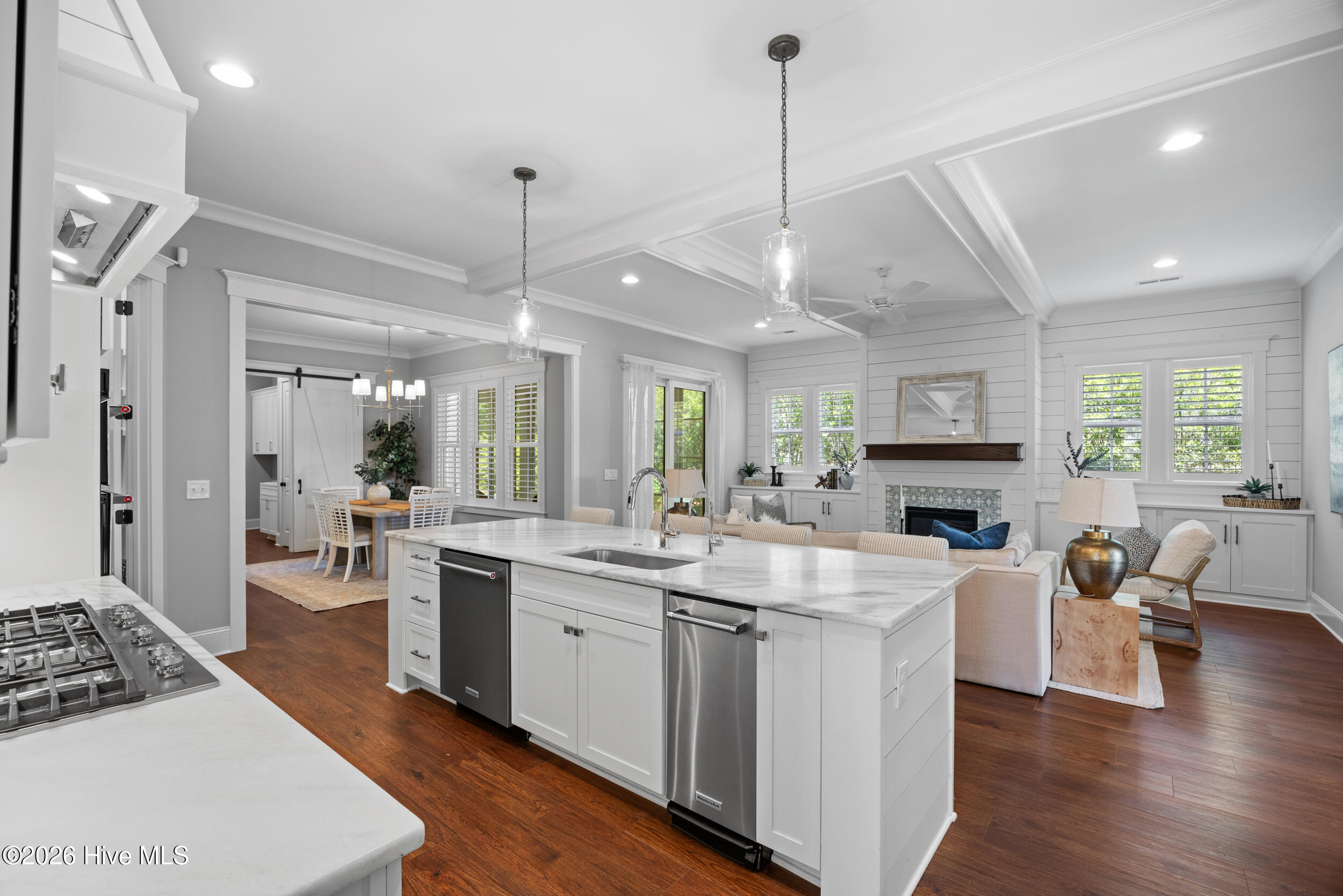 100569354 | Photo 19