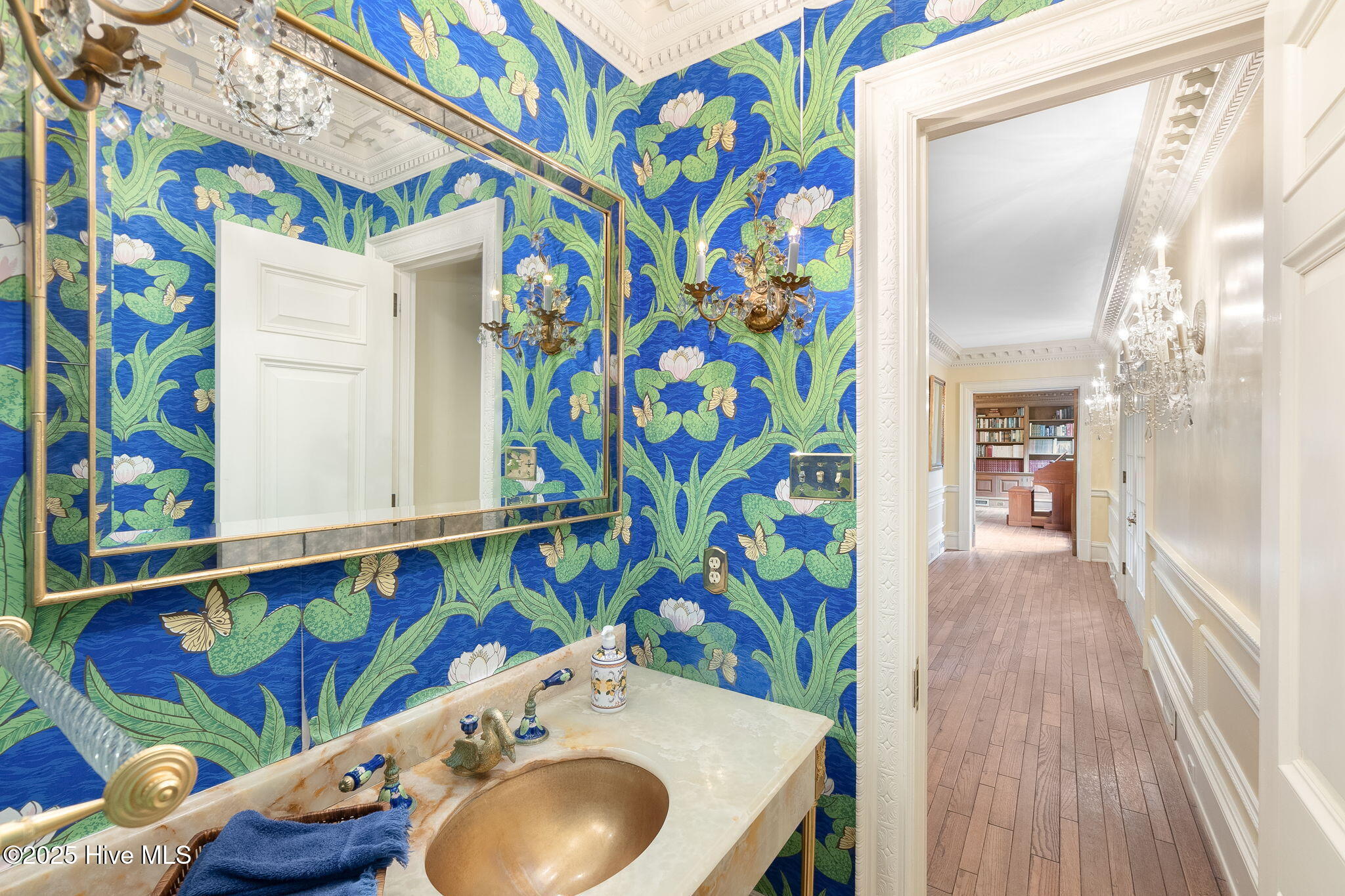 100528330 | Photo 23