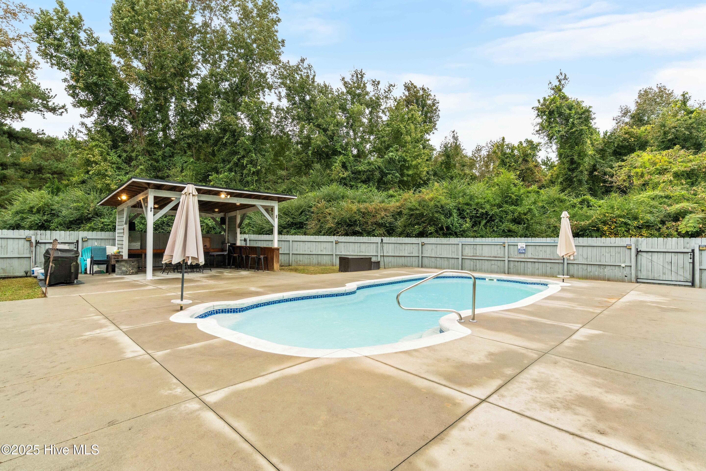 100537388 | Photo 18