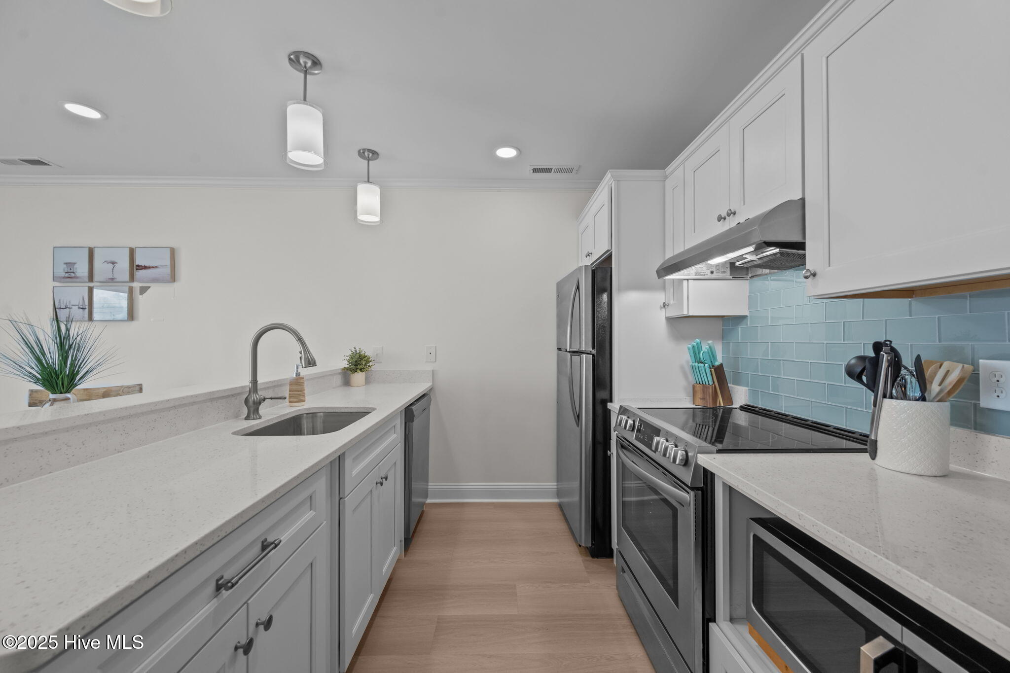 100546073 | Photo 15