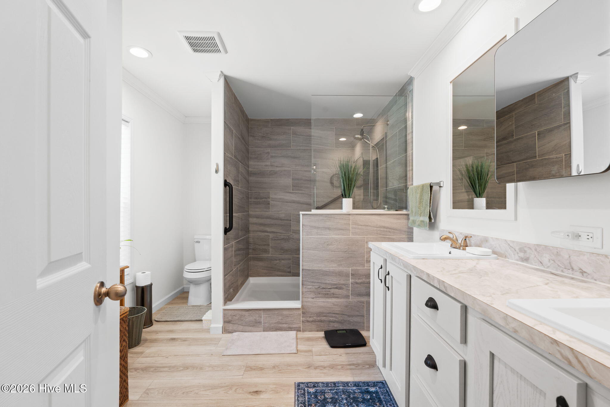 100567868 | Photo 15