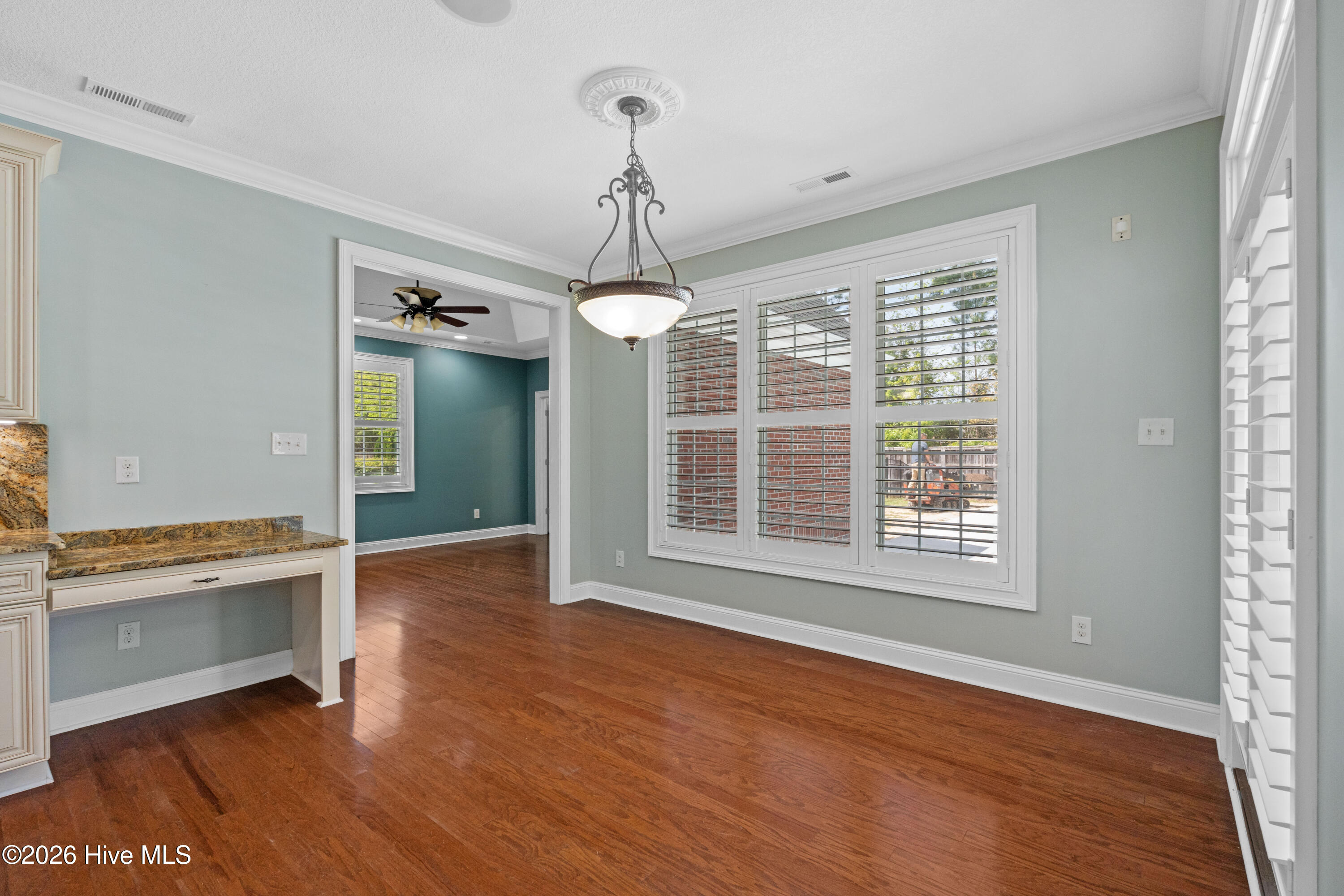 100565289 | Photo 26