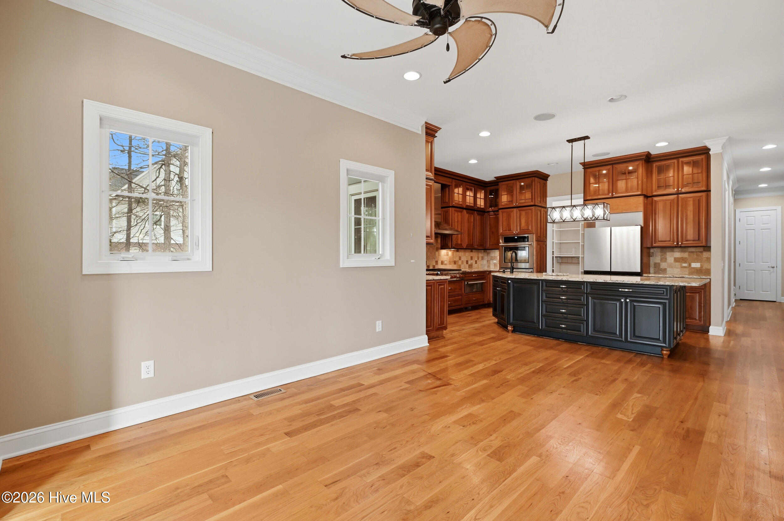 100566380 | Photo 21