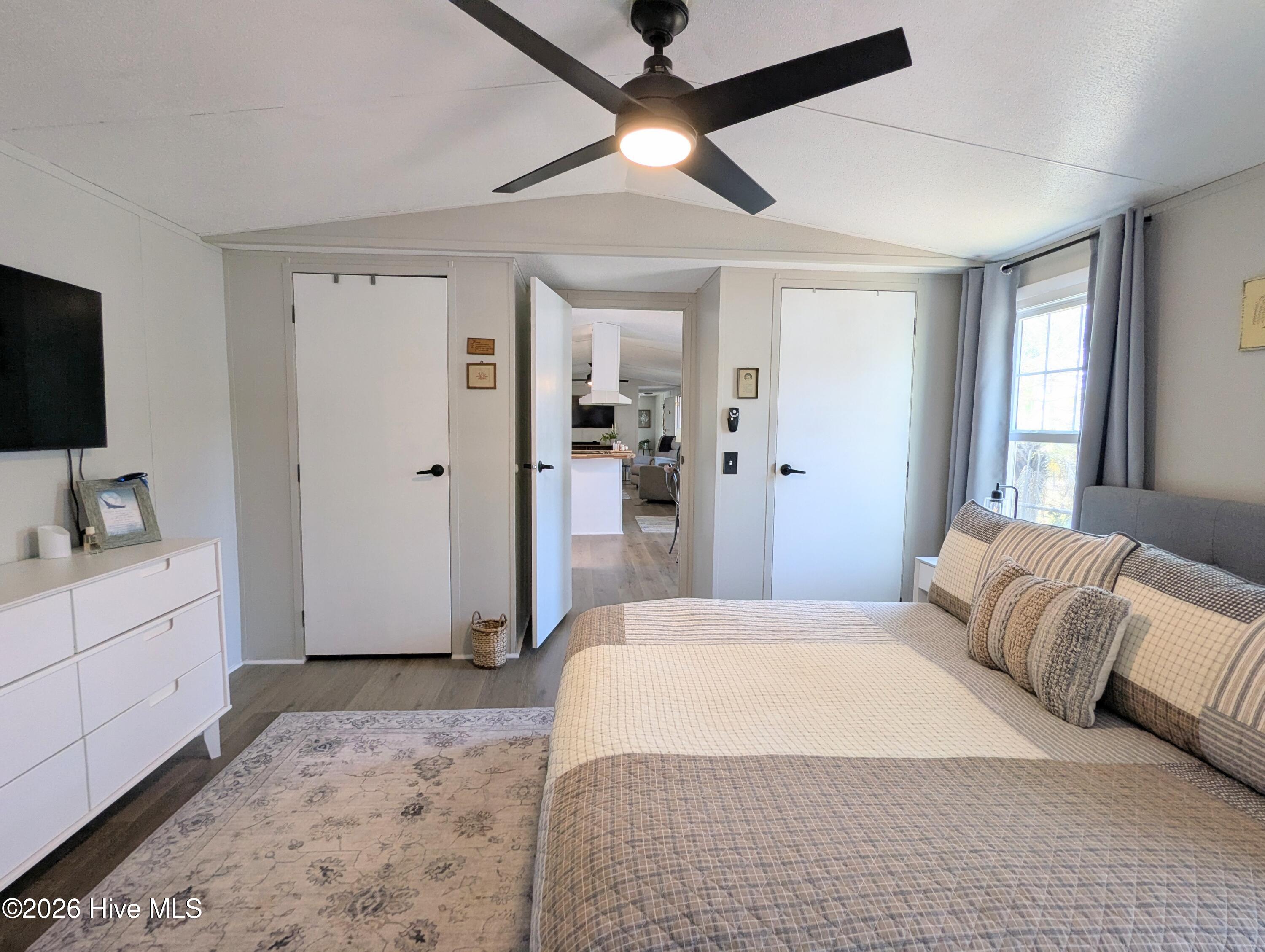 100548489 | Photo 18