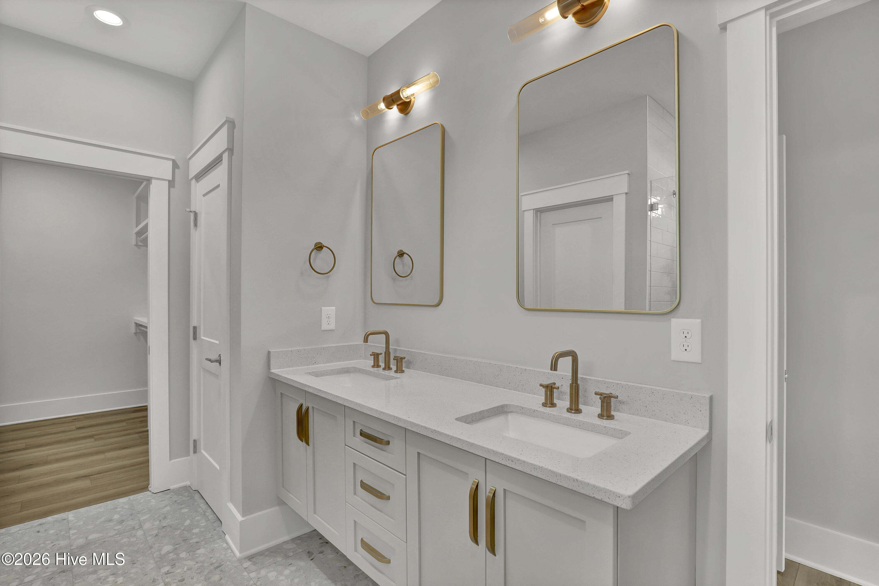 100534005 | Photo 17