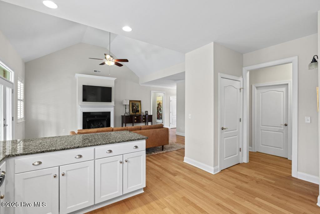 100558511 | Photo 33