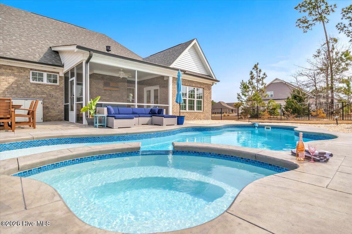 100556210 | Photo 65