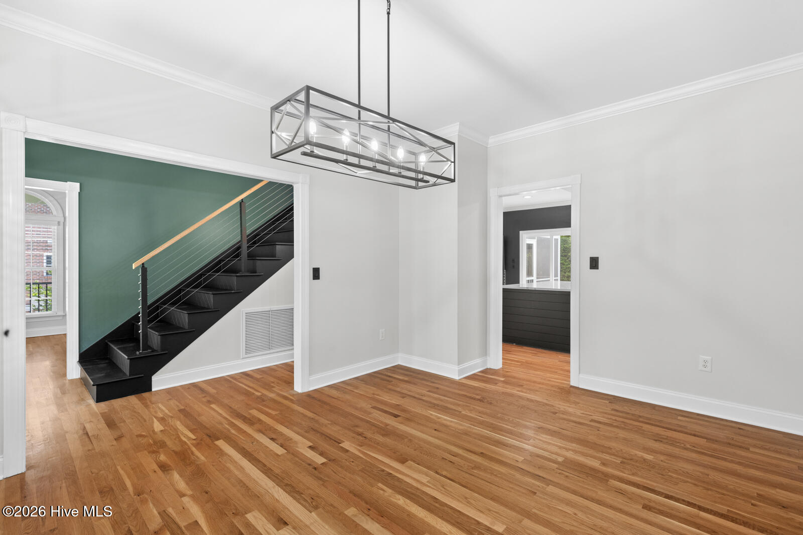 100569189 | Photo 13