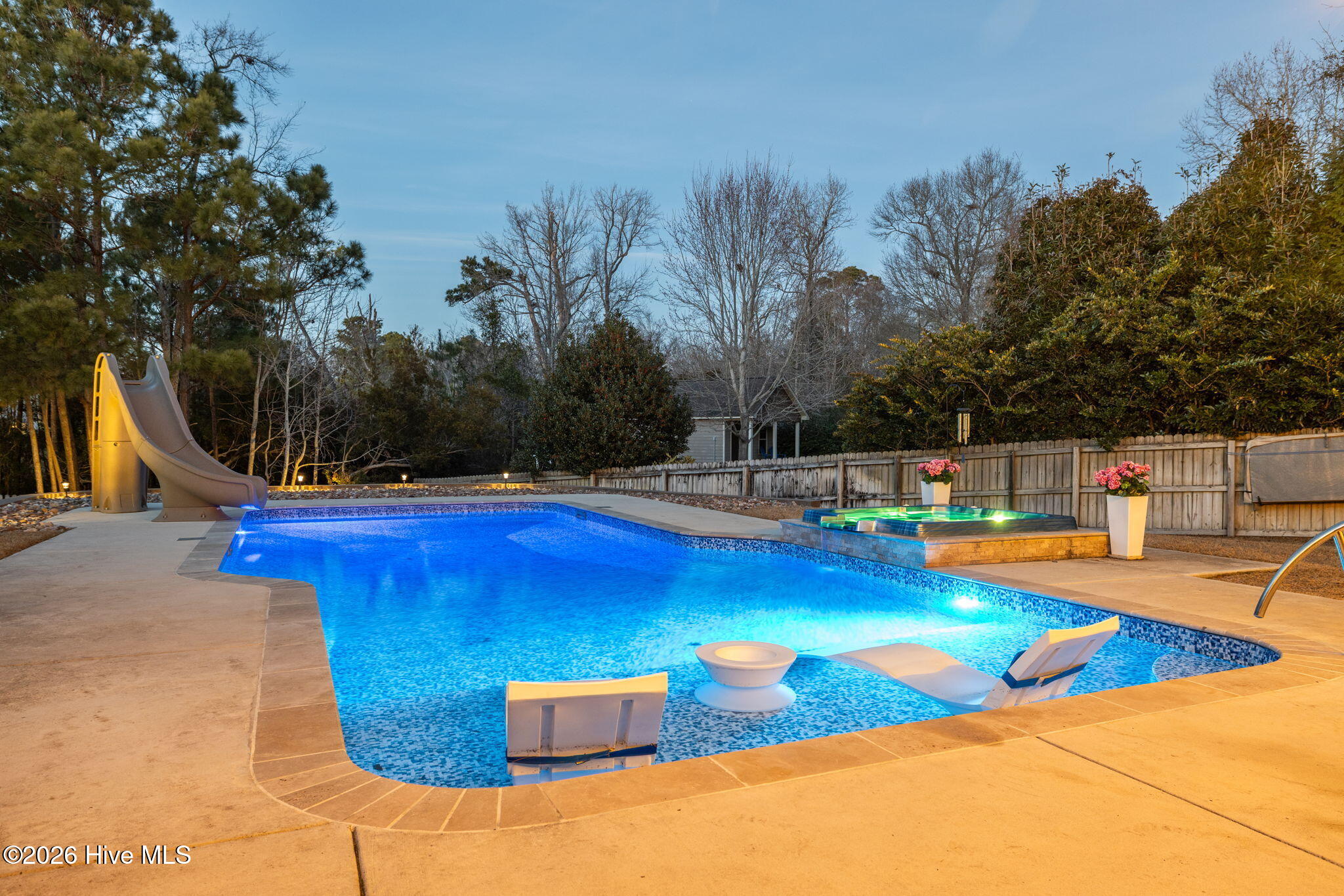 100554627 | Photo 37