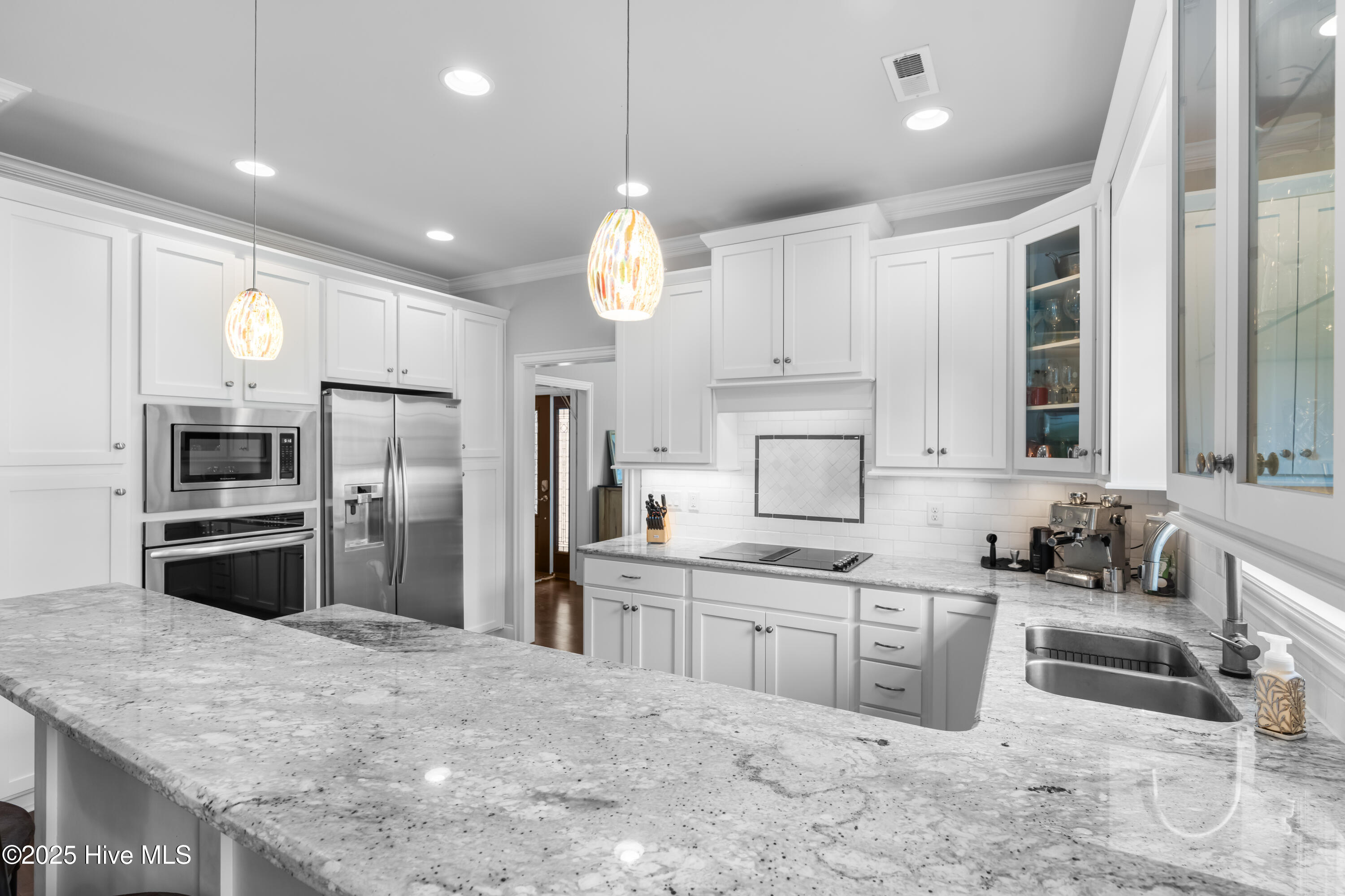 100510416 | Photo 12