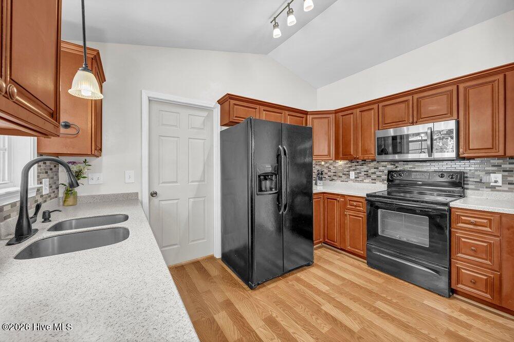 100570589 | Photo 16