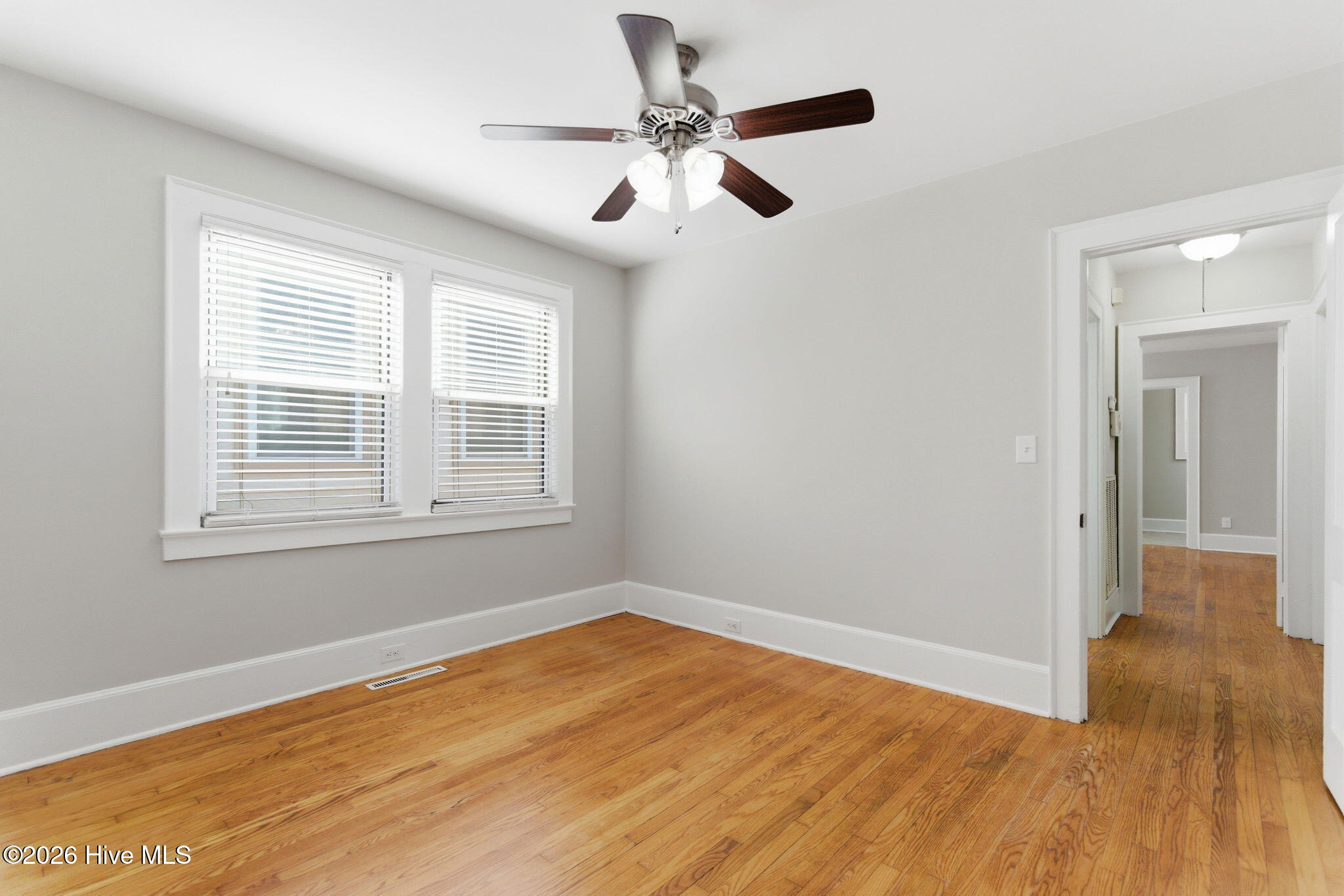 100569211 | Photo 19