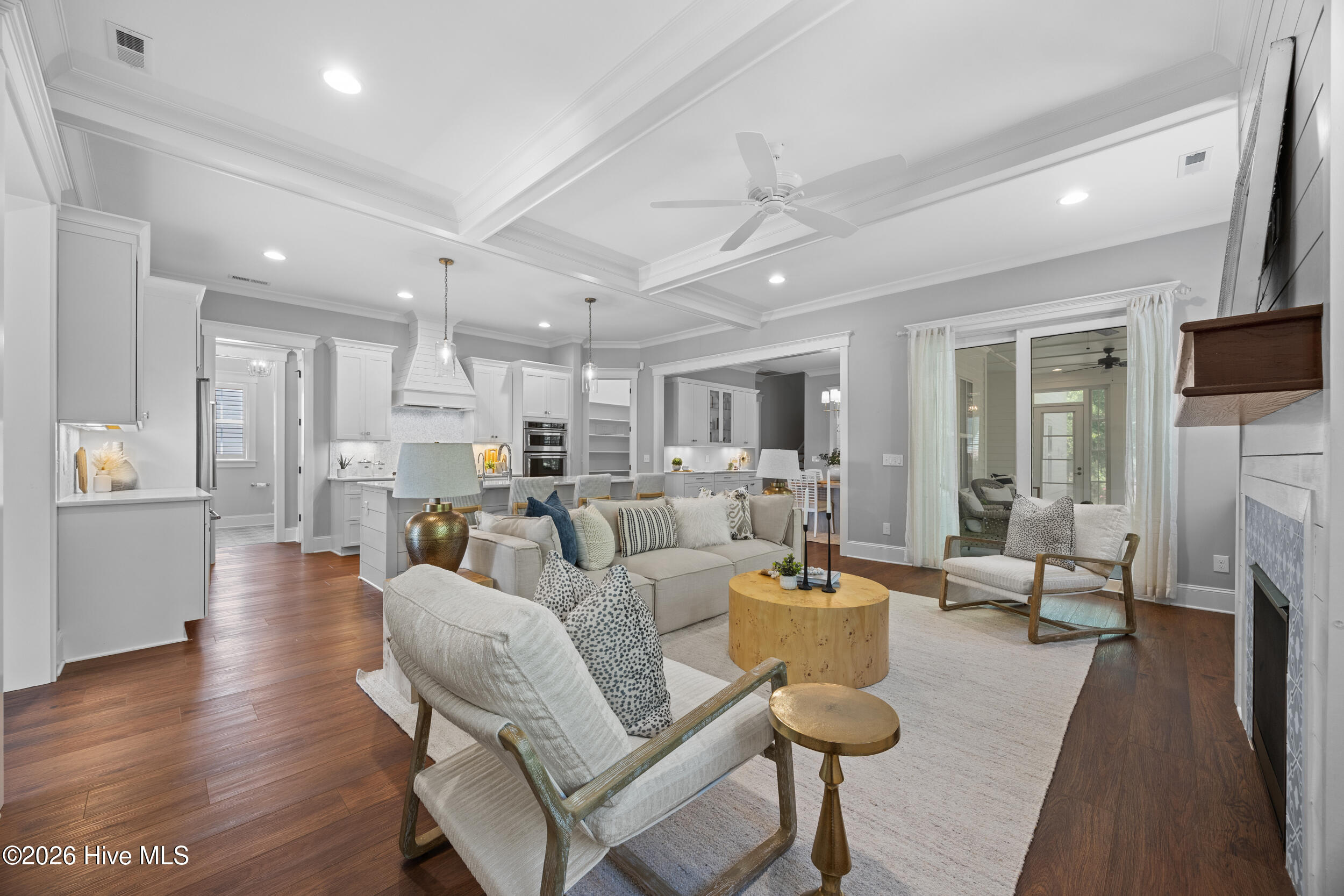 100569354 | Photo 12