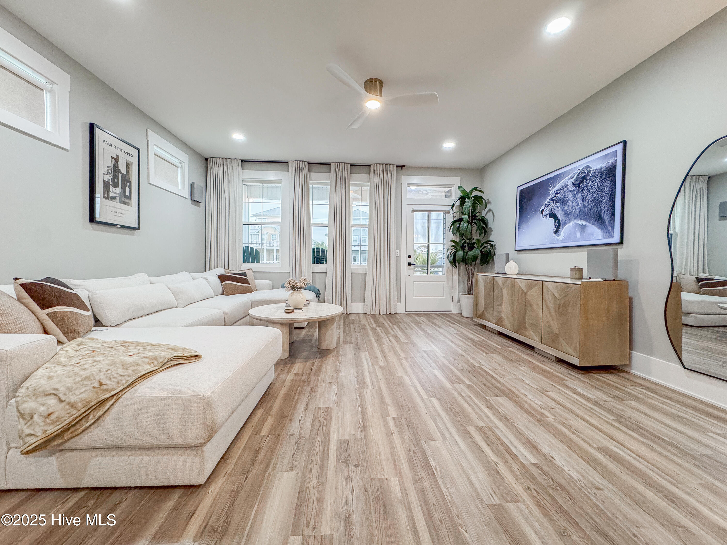 100537870 | Photo 24