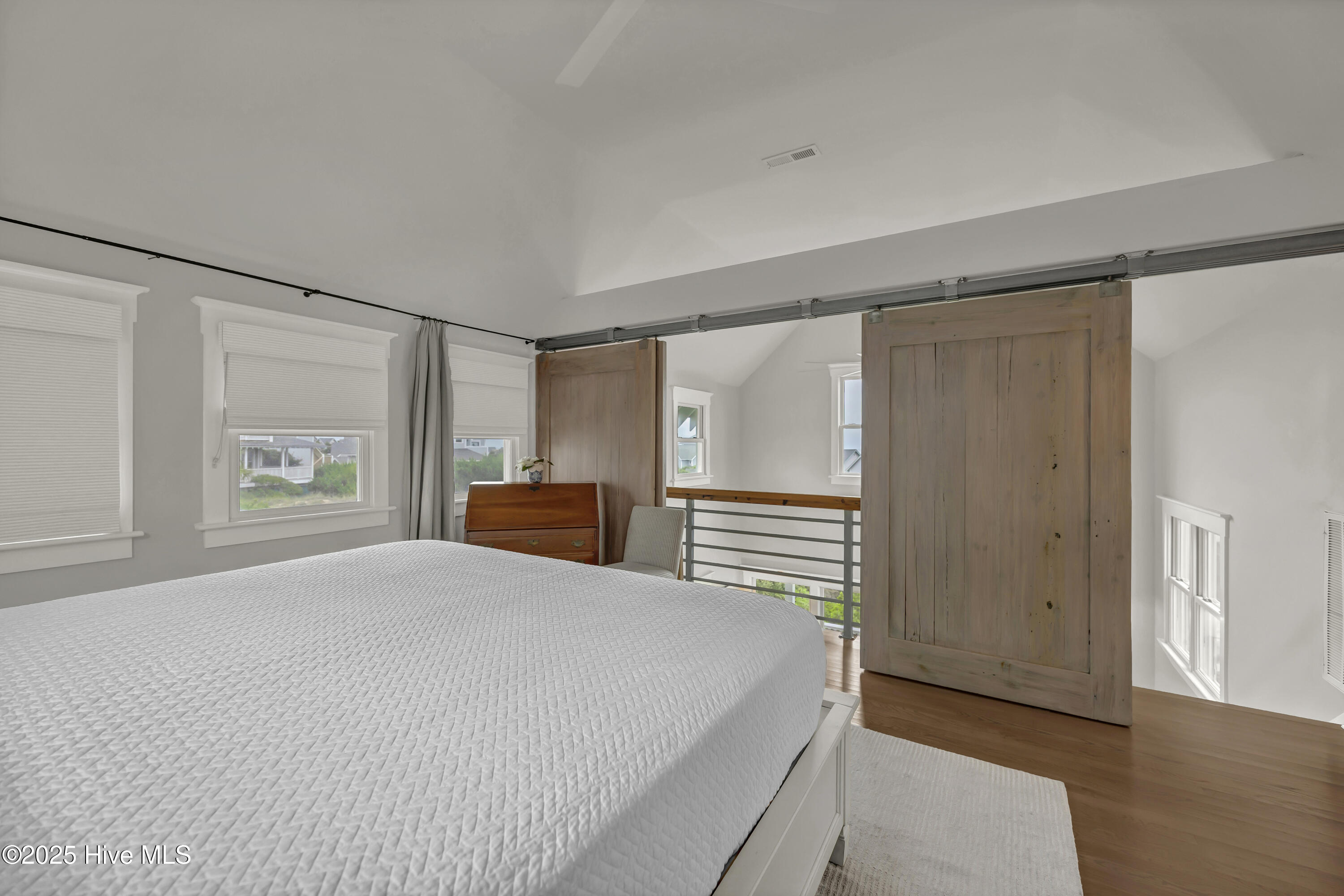 100536845 | Photo 26