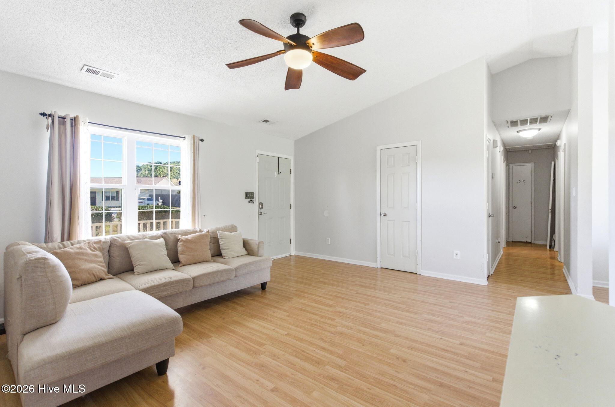 100561661 | Photo 10