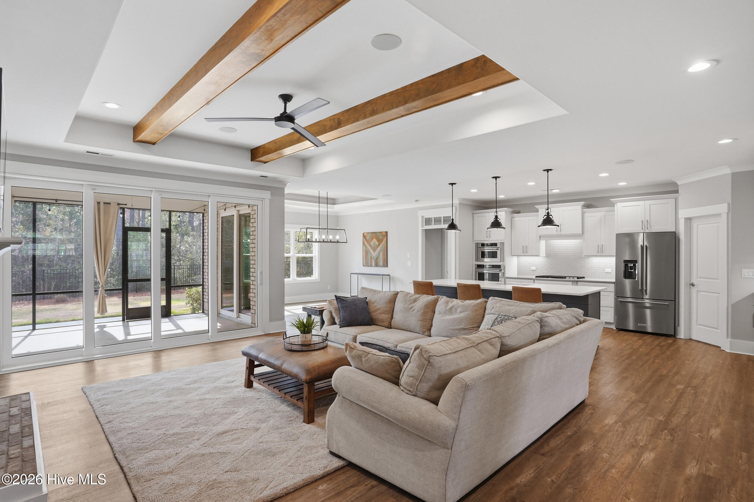 100561233 | Photo 11