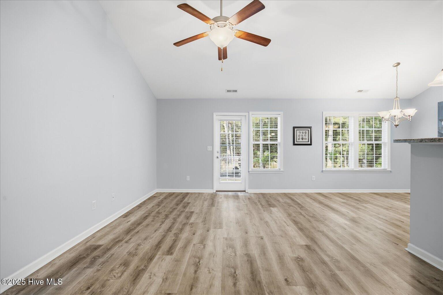 100543351 | Photo 15