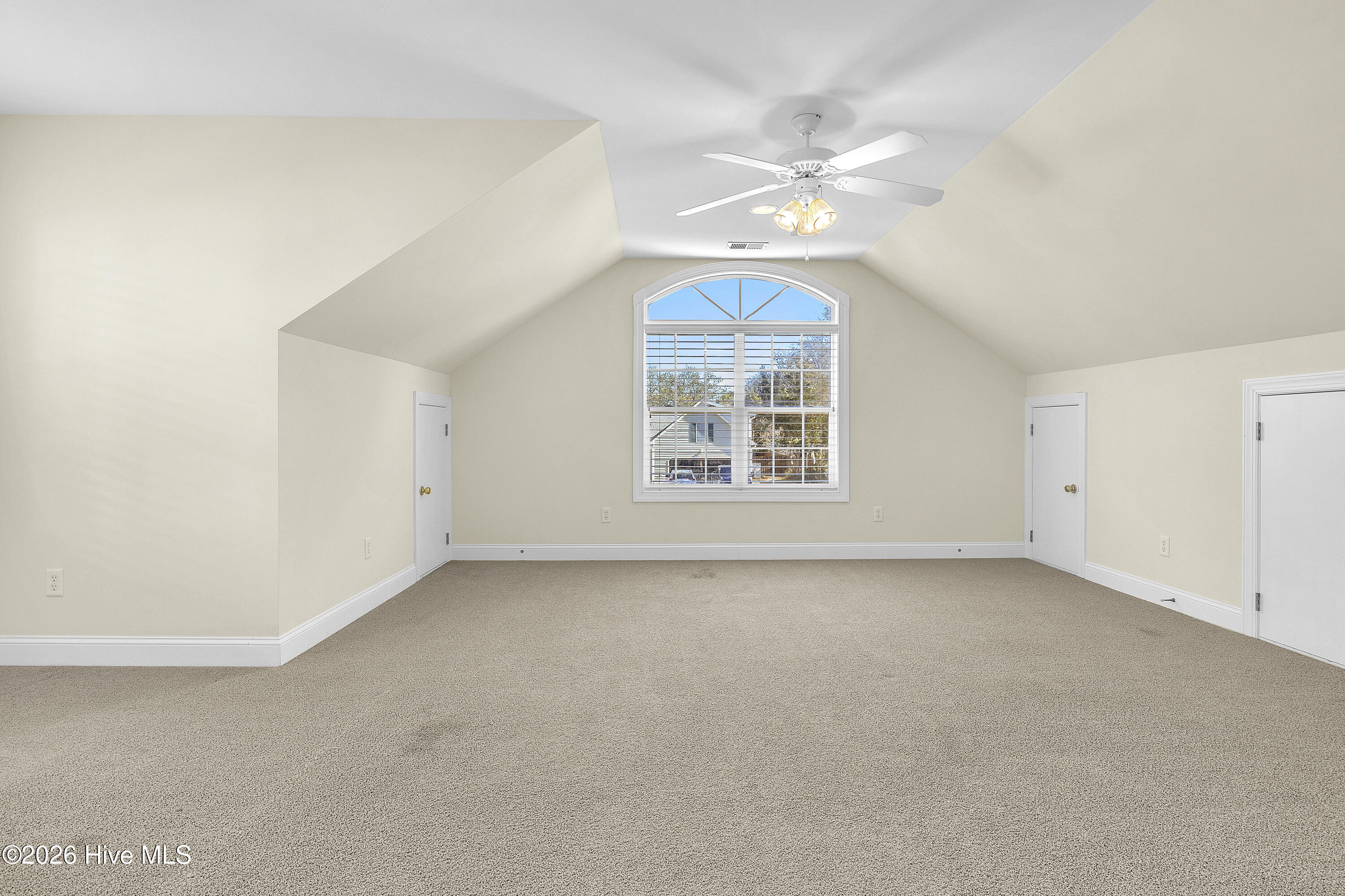 100549882 | Photo 32