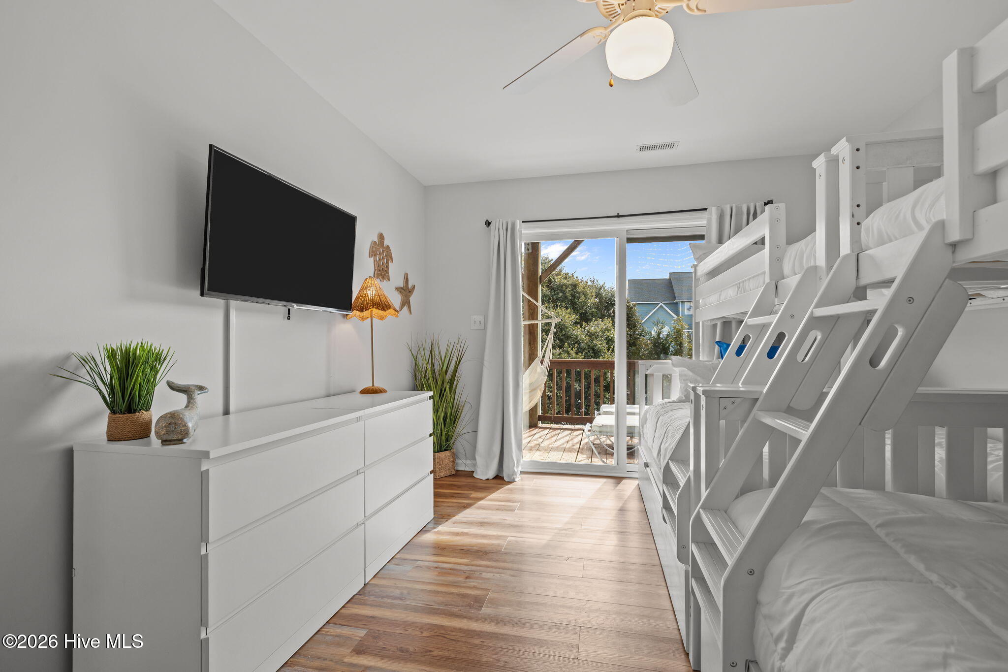 100547357 | Photo 44