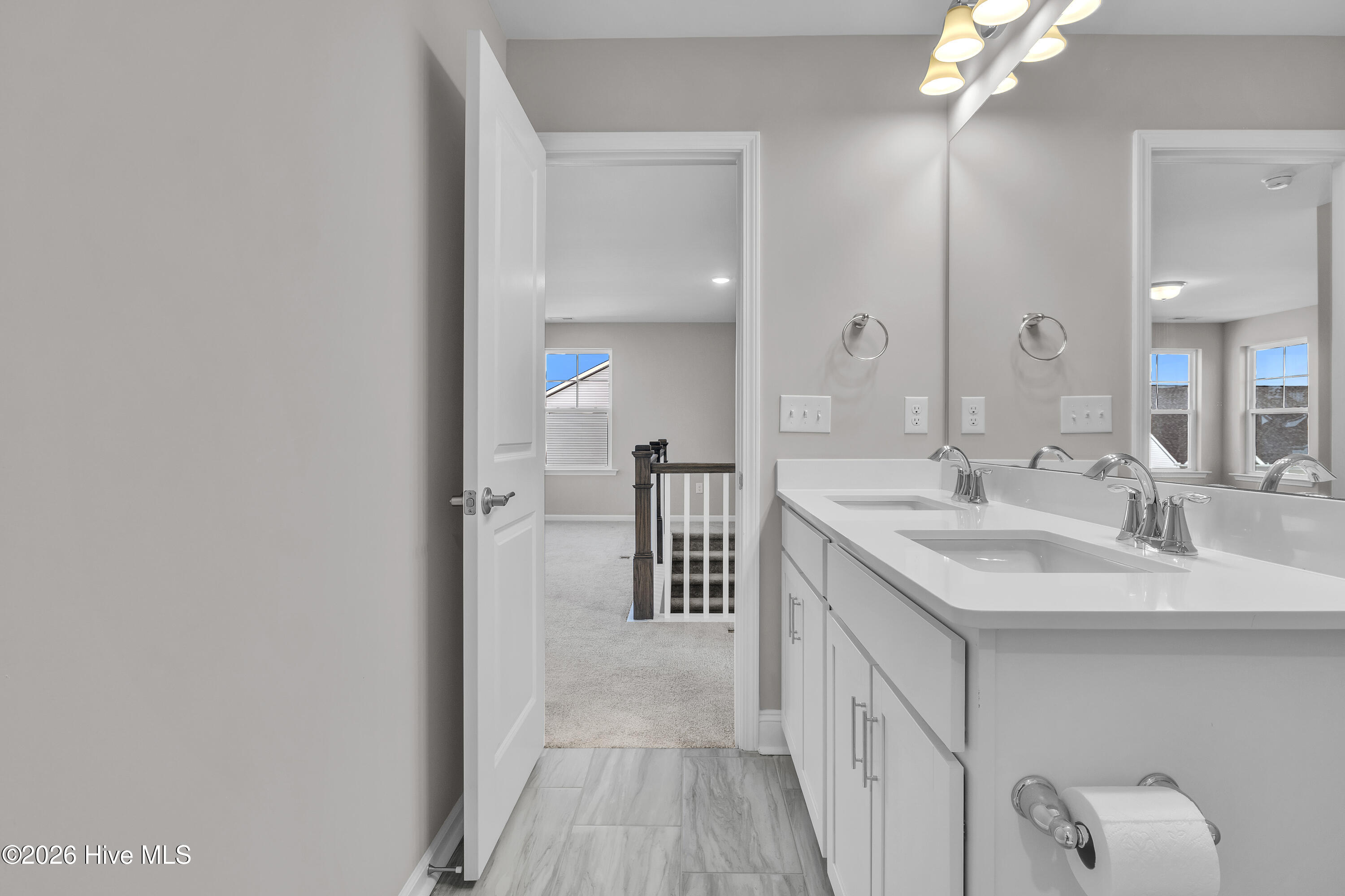 100561005 | Photo 46