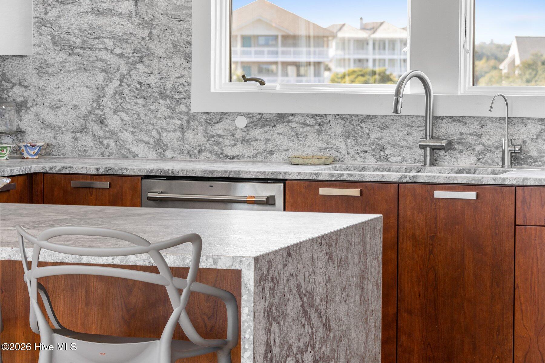 100560851 | Photo 15